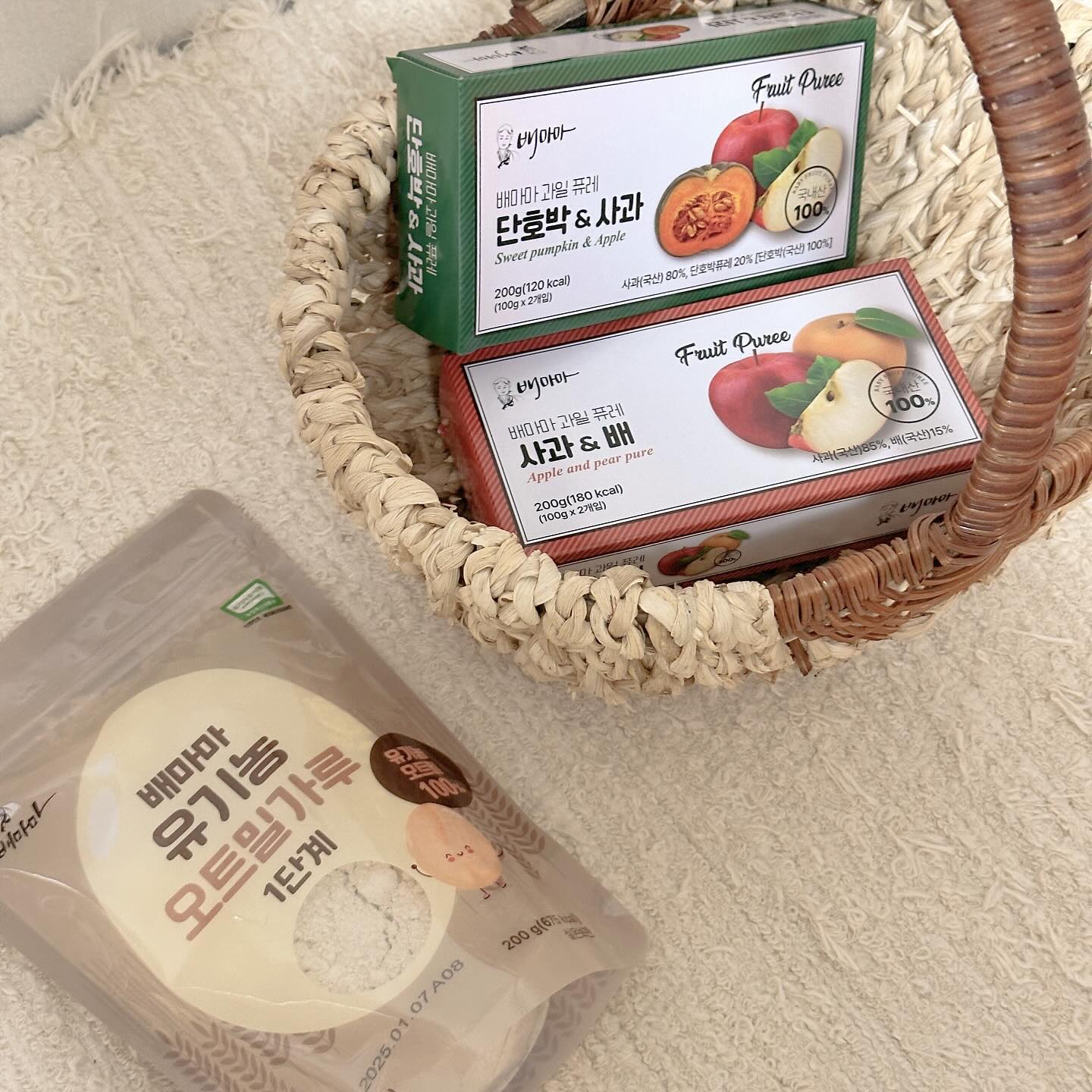 #제품제공 #배마마 baemama_official 

배마마 오트밀가루와 퓨레를 사용해서 
아기 오트밀 빵을 만들어 보았어요〰️

퓨레는 한팩 다 사용했고 
오트밀가루 30g, 계란 한 알이면 재료 끝.ᐟ

만드는 법도 어렵지 않아용
재료 넣어주시고 잘 섞어준 다음 틀에 담아주면 끝!!

저는 오븐을 사용했는데 
전자렌지로도 충분히 만들 수 있답니다:)

너무 맛있는지 세아가 잘먹어요>_<
간식으로 주기에도 좋고 아침에 간단하게 주기에도 좋아용

배마마 제품은 유기농이라 안심하고 아기한테 줄 수 있더요💖

#아기간식 #오트밀빵 #아기간식레시피 #아기간식만들기