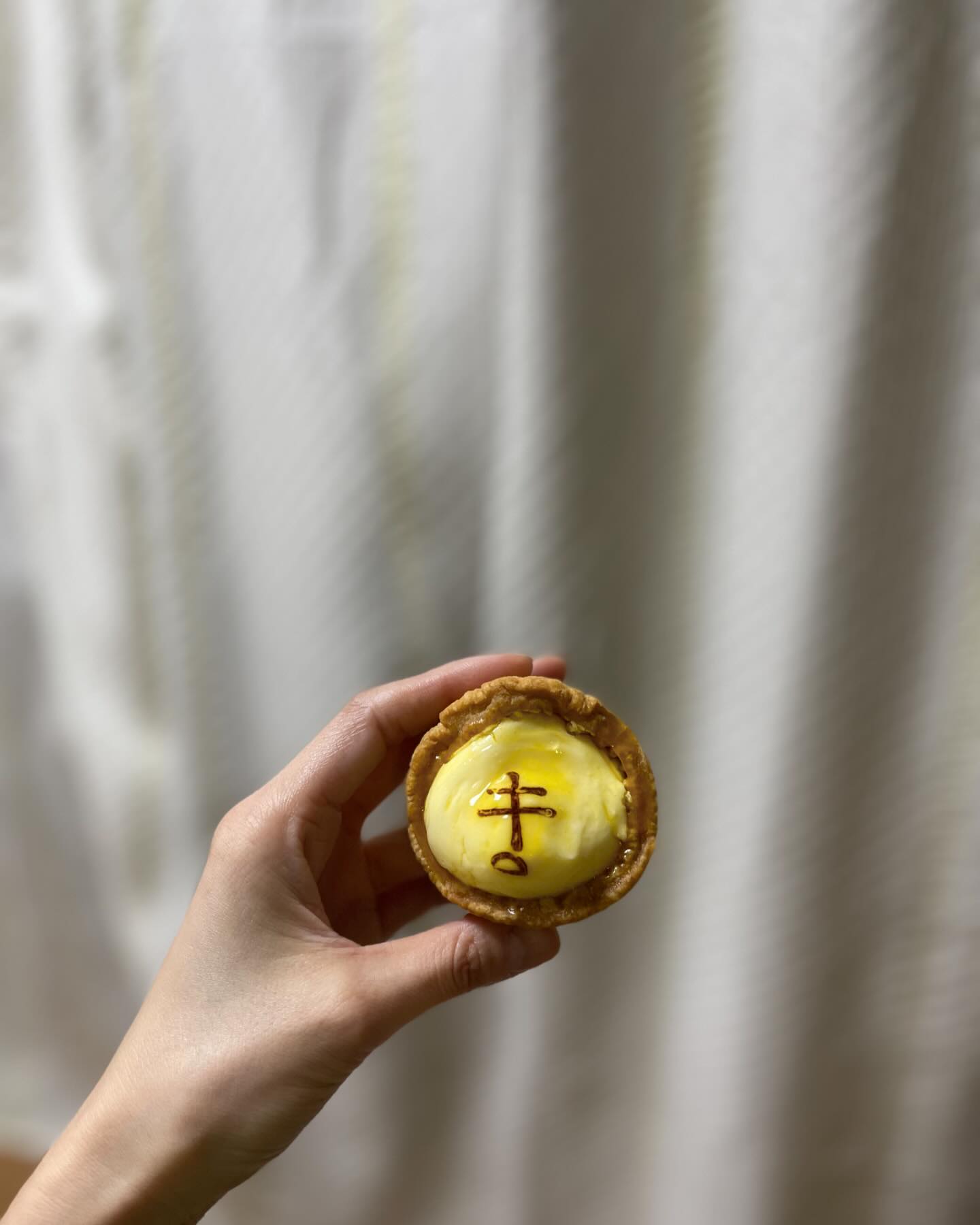 빵순이 일곱번째…

마음먹고 트리마제 앞까지 가자 해서 시작된 한강걷기~

직사광선을 바라보며 걷고 걷다가 뚝섬쪽으로 나와 #키베이커리 를 찾아갔다. 
역시나 요즘 까페는 대형 아니며 소형이라 찾기가 쉽지 않아 모르면 지니칠 뻔 한 가게였다. 휴데폰을 켜고 찾는 사람을 계속 보게 되었다. 

지나칠뻔 한 #키베이커리 
에그타르트를 검색하다가 #치즈타르트 맛집이 성수동에 있어서 굳이 또 찾아갔다. 하루에 하나씩 커피숍을 찾아다녀도 다 못찾아다닐 수많은 카페들 중 귀여운 외모로 포장만 하는 키베이커리…

가격은 3,000원. 
가격만 보면 착하다 생각하지만 사이즈를 보면 절로 눈썹이 하늘로 치솟는다. 
너무 쁘띠한 사이즈였다 ㅎㅎㅎ 
매장도 작고 아담하니 판매하는 제품들이 다 반짝이고 예뻐서 다 먹고픈 비주얼을 뽐냈다. 특히나 돌돌돌 소라빵 ㅠ ㅠ. 하지만 난 타르트를 보러 왔으니!!! 꾹 참고!!! 

그래도 하나 사들고 집에 왔다 ^^ 

표면이 글로시하게 젤리처럼 뒤덮어놓고 글씨릉 찍어 뽕실뽕실하게 보였고 형태 변형이 없어 역시 일본 분위기 그대로구나. 하고 느꼈다. 

한입에 밀어넣을 수 있으나 잘라서 단면도 보고 천천히 먹고 싶었다. 
잘라보니 커스터드 크림같은 점도가 보였고, 주르륵 흐르지는 않았다. 실온에서의 질감이니 얼리면 조금 더 단단해질까…? 

입술로 조금 훑은 치즈크림은 꾸덕한 미국 스타일의 크림이 아니어서 입술에 남지는 않았으나, 일본 스타일이기 때문에 부드럽게 감싸는 피니쉬였다. 
타르트지는 쿠키 질감이었으나 다이제를 부숴서 만든 느낌이 아니라 통반죽이 쿠키 질감이었고, 바스러지지는 않으나 입안에 넣으면 으스러져 크림과 섞여 적당한 알갱이를 남겼다. 

꿀꺽…. 아쉽다…겨우 4/1 이지만 아무즈부쉬 먹는 것도 아니고 참 감질나네…이러다가 치즈 타르트 5개는 순삭할 식탐이 생길 수 있겠다…

나머지 4/1을 한입에 넣고 혓바닥으로 지긋이 눌러 재료가 섞이게 했다. 입안을 채우는 재료들이 잘 어우러졌다. 역시나 너무 부족핱 식감… 
마지만 절반을 다시 한입에~ 
정말 목구멍으로 자연스레 넘어가는 아이들을 붙잡고 싶지만 그럴 수 없음에 시간이 순삭되었다. 

디음에는 두개를 사서 하나씩 입안 가득 넣고 오물거리고 싶고,  그 다음엔 소라빵을 사서 크림과 함께 씹고 싶다. 타르트도 종류가 많아 몇 번은 더 찾아오지 싶다. 

#가성비라 생각했지만  #가심비 였던 #키베이커리 

친절하신 직원분들 너무 고생하십니다. 
더우 여름이 찾아오는데도 냉장을 굳이 안해도 되는 제품을 팔아서 기쁘네요. 다음엔 냉장해서 한 번 먹어볼께요 ^^

#빵순이일기 #성수까페 #뚝섬까페 #키베이커리 #치즈타르트 #산책 #일상 #소통 #daily #walkaround #bakery #cafe #cheesetart #followforfollowback
