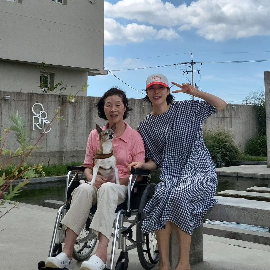 엄마는 수다쟁이였다.
하늘이 너무 맑고 구름이 예쁘다고
바람이 살랑살랑 시원하다고,
내가 기억나지않는 어릴적 얘기도
쉬지않고 떠들었다.
엄마에게 마지막까지 농구선수로 자랑스러운 딸이고 싶었지만
티비에 나오는 딸을 보는 엄마의 낙도 없어졌다.
그치만 또 후회하지는 말아야지
이렇게 함께 있을 수 있음에 감사하고 또 감사해야지
사랑해 엄마🩵🫧🫧