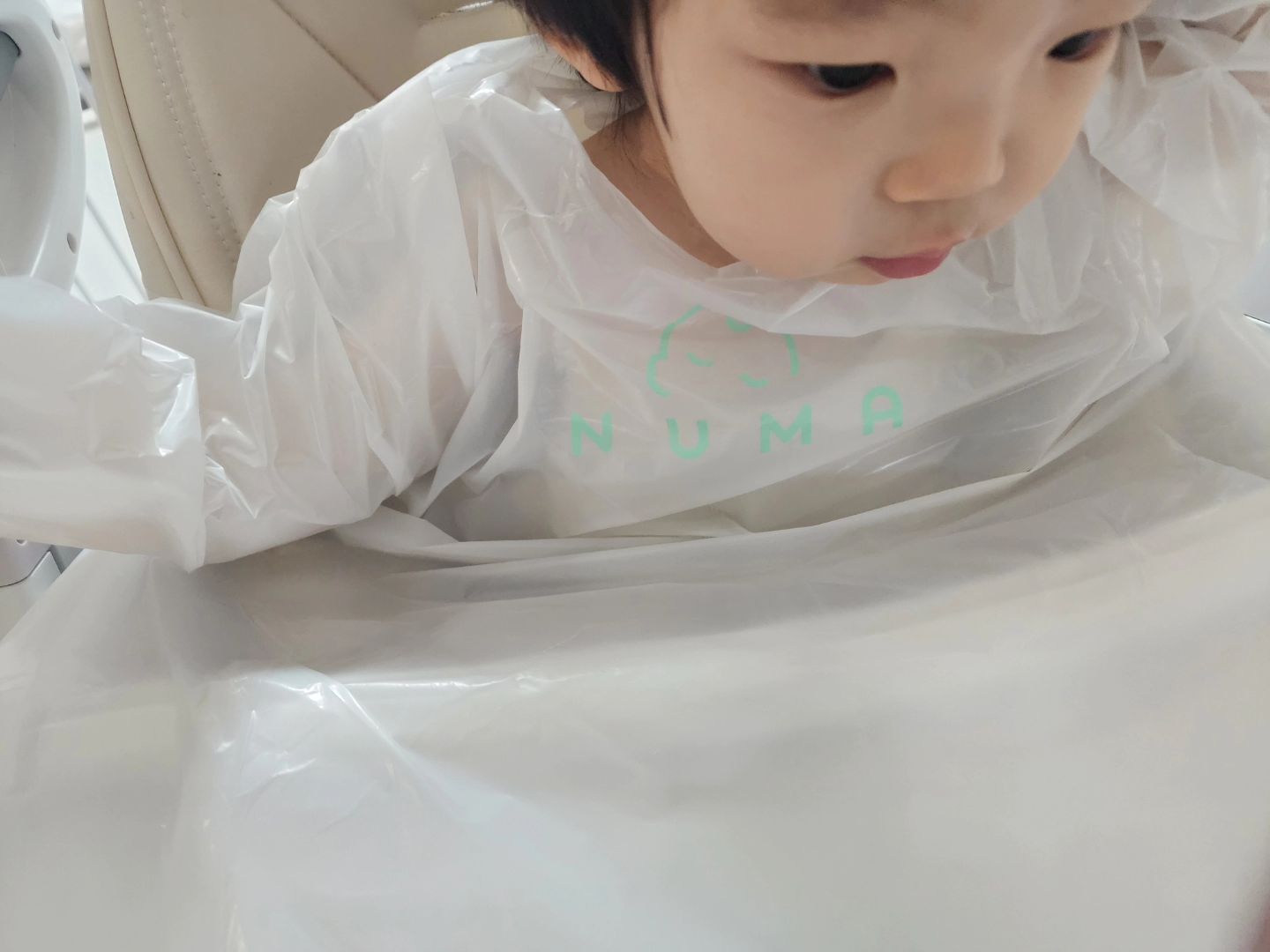 #업체로부터제공받은제품입니다 numa_baby_
일반 턱받이도 가끔 하는데 턱받이로 떨어뜨려주면 고맙지만 그렇지 않은 아가들 식사잖아요
식탁 일체형 턱받이도 있는데 세탁하는 게 번거로워서 손이 안 가더라고요
근데 이 누마 턱받이는
식탁 일체형이면서 일회용이라 너무 간편 또 간편해요
유찬이가 자기 주도로 유아식 먹을 때도 국물. 반찬 흘려도 뭉쳐서 버리면 끝!
신랑이 너무 만족하며 앞으로 편하게 이런 거 쓰자고 하더라고요

누마 턱받이는 긴팔로도. 나사형으로도 착용 가능하고
일반 비닐이 아닌 산화 생분해 소재로 입에 닿아도 안전해요

또 외출할 때 식사 끝나고 나면 항상 쭈구려 앉아 유찬이가 앉은 의자 바닥을 닦곤 했는데 그럴 필요도 없어진 거죠

간편하고 귀찮은 세탁에서도 자유롭고 세균 번식 없이 매식사마다 깨끗하게 착용하고 밥 먹을 수 있어요

#자기주도 #이유식 #턱받이
#하이체어 #이유식턱받이 #아기턱받이
#유아턱받이 #아기이유식턱받이
#자기주도이유식턱받이 #일회용턱받이 #누마