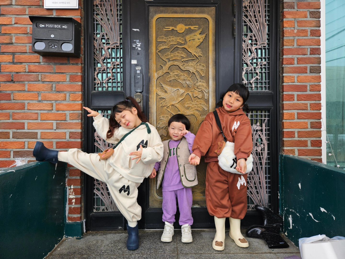 #새해첫날
-
다같이 모여앉아 떡국과 은서
미역국 한그릇씩‼️ 갈 사람들은 가고(?)
엄마랑 카페나들이 다녀오면서 두둑히
받은 용돈으로 쇼핑까지 야무지게
하고옴😆ㅎㅎ
-
저녁에는 친구의 #반지선물
새해 첫 날부터 선물도 받고 좋구만👍
.
.
.
#서은서준쏭맘