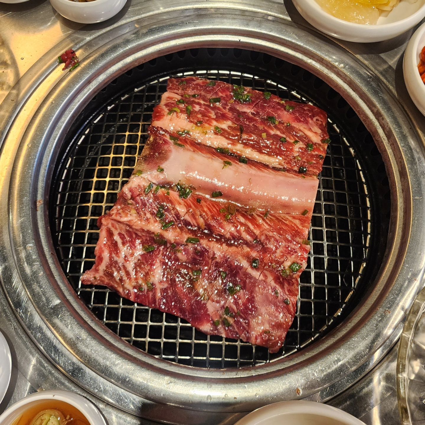 #영등포역맛집
#청기와타운영등포점 에서 오랜만에 지인모임
근 4개월만에 방문한 #영등포맛집 
#청기와타운영등포
역시나 갈때마다 사람많구요?! 친절하시구요?! 
그리고 맛있구요!!
게다가 #영등포콜키지프리 #영등포역콜키지프리 업장인데
업장와인도 가격,,,,,,,, 너무저렴,, 미쳤음,,
.
.
이날은 늘 먹던걸로 주세요 처럼 
.
*빗살로스
한우1+ 이상, 직접 구워먹는데 금방익음
바로 드시는 식전음식처럼 드시길
소금에 찍어먹으면 존맛탱
.
*육회
배+아보카도+육회 그리고 트러플로
세로로 푸욱 떠서 먹으면 극락
스파클링와인과 독보적으로 잘어울림
.
*수원왕갈비
#청기와타운 의 대표적인 메뉴
#수원왕갈비 를 안먹으면 청타를 먹은게 아니라고!
직접 구워주시고 잘라주시고 집도해주시고
소스와 함께 곁들여 먹으면 꿀맛,,
와사비+깻잎페스토 조합 추천
.
*타우너스갈비
특제 소스가 가득 머금어진 갈비!
신메뉴라서 먹어봤는데
요거 밥+타우너스 조합,,미칠거같은데?
.
*양곰탕
최애메뉴,, 건더기도 정말 듬뿍 들어있고
국물도 찐해서 해장탕으로 최고,,
술마시면서 먹으면 해장되서 무한루프가능
*무생채볶음밥
엄청 씨게 달궈진 철판에 나와서
30초-1분 정도 꾹 꾹 눌러서 누룽지만들어서
휘릭 뒤집어줘야함 (안뒤집어주면안됨)
김이랑 같이주셔서 김싸서 먹으면
이거,, 얘도 완전완벽한술안주
.
지금도생각나네,,
접객도 너무좋고
테이블간 거리도 넓직하고 룸도있어서
#영등포역모임장소 하기에도 너무 좋은 곳 이에요