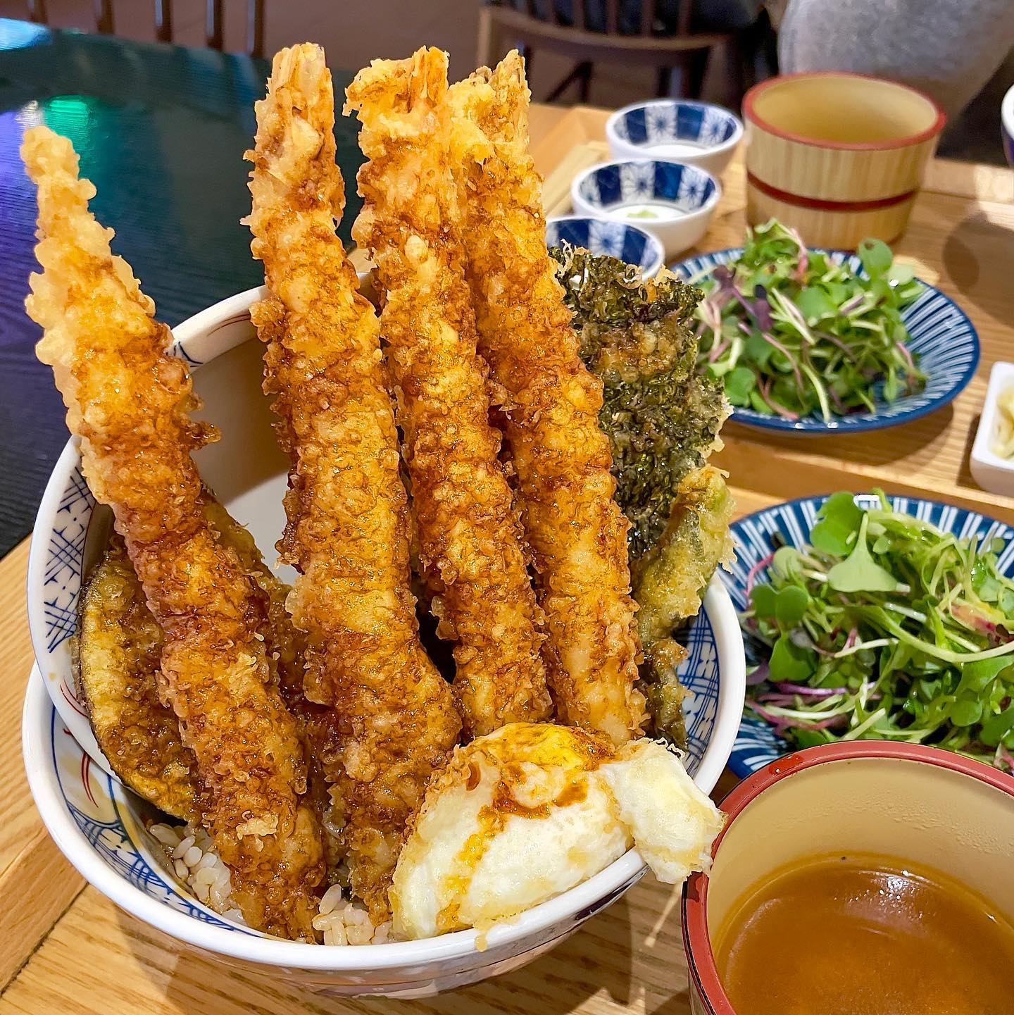 [ 서울 송리단길 텐동 맛집 : 저스트 텐동 ]

일본 현지의 맛을 재연해 낸 저스트 텐동

( 에비텐동 16,900원 )

( 현생에 치여서 업로드가 늦었습니당,,^^ㅎ )
송리단길에 맛집이 너무 많아서 뭘 먹을지 고민하다가 들어간 
텐동 맛집이에요! 새우킬러는 역시 에비텐동을 주문했답니다😏
구성은 새우4개, 단호박, 꽈리고추, 김, 수란, 샐러드 한상으로 
나왔는데 정갈하고 그릇도 예쁘더라구용!!😘 
새우튀김 한 입 딱 먹었는데 엄~~청 바삭하면서 소스가 둘러져 있어서 짭쪼름했어요! 수란이랑 밥이랑 비벼 먹으면 꿀맛인거 
아시죠,,?! 느끼할 땐 샐러드 먹으면 딱이에요ㅎㅎ
공간이 좀 협소하지만 내부 인테리어가 깨끗해서 좋았답니다💛

📍튀김이여서 생각보다 느끼함
📍웨이팅 필수!

- 서울 송파구 백제고분로 45길 15
- 월~일 11:30 ~ 21:00
 (15:00~17:00 브레이크 타임)
 (14:30, 20:30 라스트 오더)

_