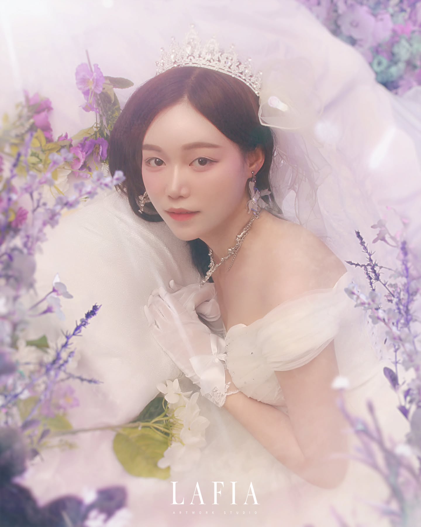 #라피아 

신촌에 다녀왔어요!

다양한 컨셉 중에 꽂힌 몽환적느낌의 라벤더컨셉!

이제까지 다양한 촬영을 해왔지만 젤 힘든 자세였어요,,

특히 라운드숄더 + 거뷱목인 저에게는..!!

엎드려서 찍었는데 결과물이 넘 좋아서 만족 ♡

공주공주한 인생샷 남기실분들 추천드려요

사진도 잘찍으시고 후보정도 최고최고!!

힘들어서 나중엔 알아서 눈이 풀러서 몽환적이게된건 안비밀..!

_p : lafia_official