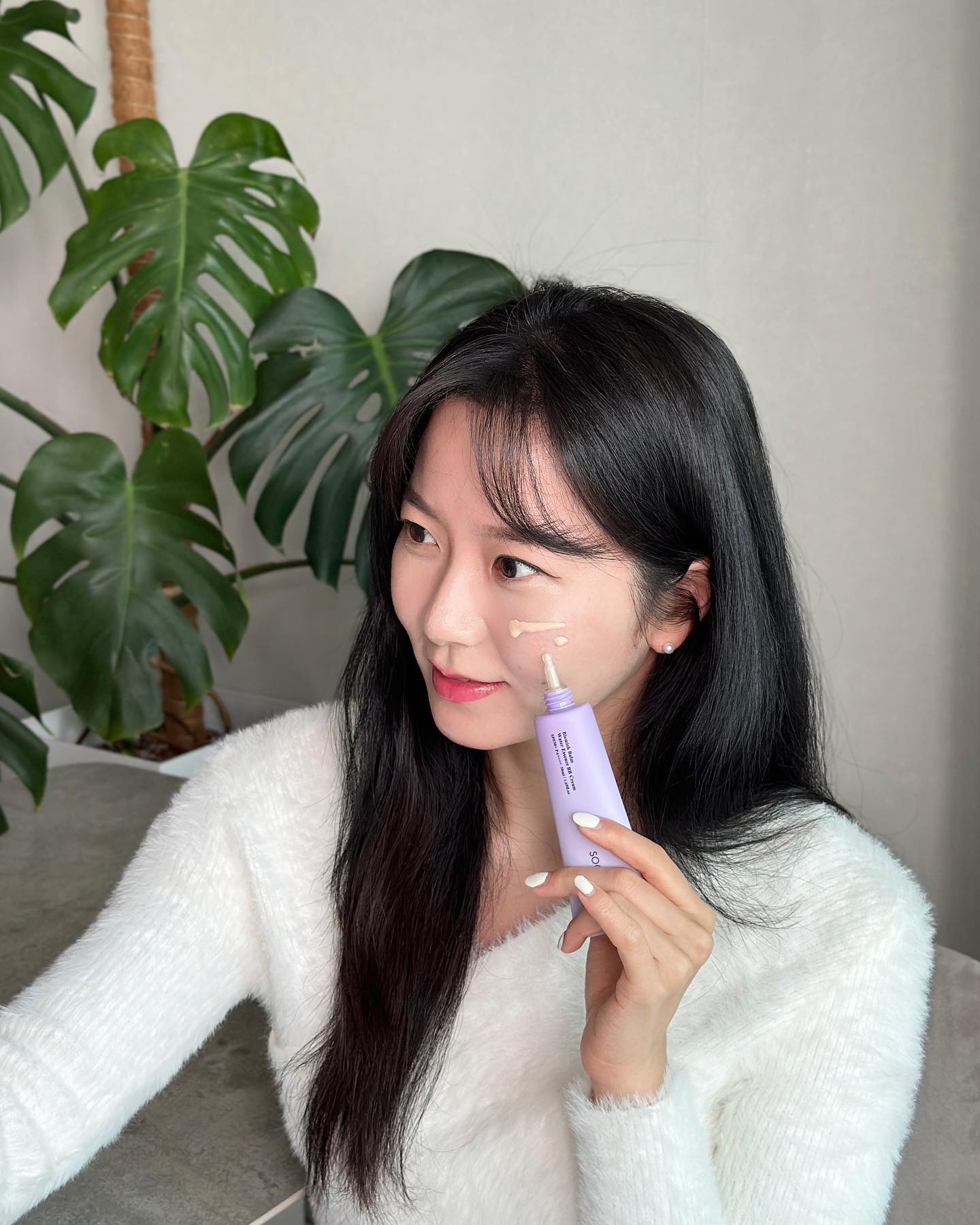 #협찬 
SPF가 무려 50이나 되는 비비가 있다..?! 
바로 “수노은 워터 에센스 비비크림” 🤍 

연꽃수가 함유되어있다더니, 바르자마자 촉촉함에 놀라버렸다 🤍

이번 여름, 
요 비비로 햇빛으로부터 우리 피부 보호하고! 
촉촉하게 피부 광채까지 챙기자 〰️

펌핑 아닌 드로퍼튜브 타입이라 
필요한 양만큼만, 바르기 짱편해서 강력 추천 🤍

#비비크림 #비비크림추천 #재생비비 #재생비비크림 #재생비비추천 #물광비비 #촉촉한비비크림 #BB크림 #블레미쉬밤 

* 사진상 손만 까만건... 진짜로 손만 탔기 때문🤣
ㅋㅋㅋㅋㅋㅋㅋ래쉬가드땜시 넘 웃기게 탄, 마지막 사진 참고 ㅋㅋㅋ