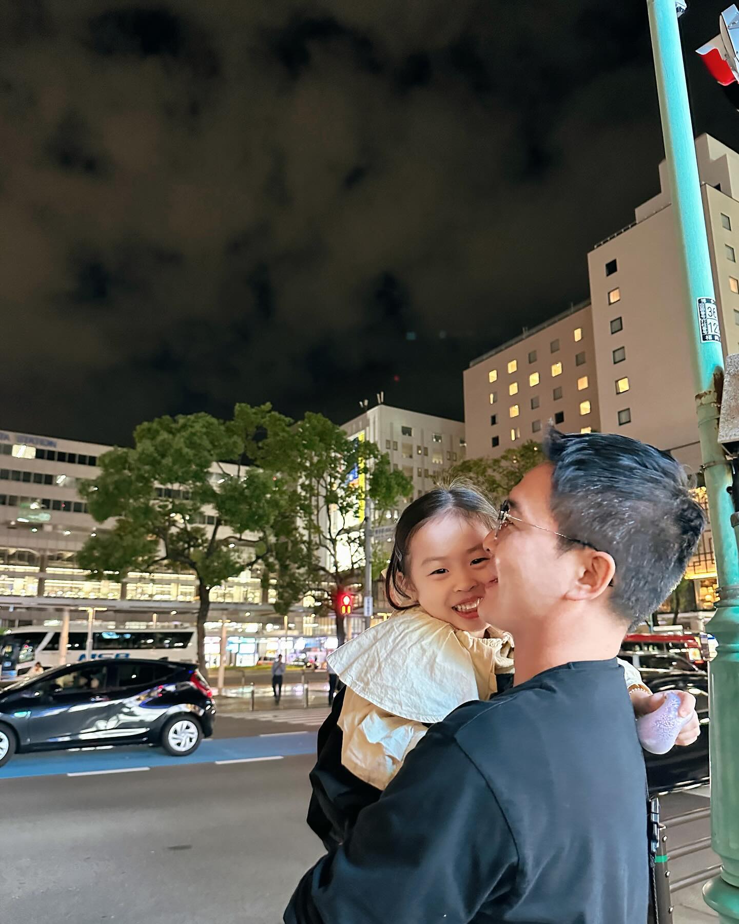 *
늘 씻기고 재워야지 하는 부담감에 
해 떨어지기도전에 발동되는 귀가본능은 잠시 고이 접어놓고 
하루종일 러브를 위해 고생한 우리에게 
저녁마다 주어진 황금과도 같았던 시간들...🥹

밤거리를 이렇게 걸어본게 언제던가..! 
이시간에 밖에서 맥주를 마셔본게 언제던가..! 
8시만되도 졸려하는 꼬맹이 덕에
마시던 맥주도 내려놓고 들어가야 하기도했지만🤣
집에가는 길에 편의점털어서 오빠랑 서빈이 깰까봐
속닥 거리며 먹는 야식맛도 꿀맛이었다...🤭

힘들만도한데 엄마아빠 따라서 
신나게 같이 따라다녀준 우리 꼬맹이 제일 고마워 
덕분에 엄마아빠도 너무 행복했어...🥹♥️
.
.
.
#러브네가족🇯🇵
#러브스타그램👶💕