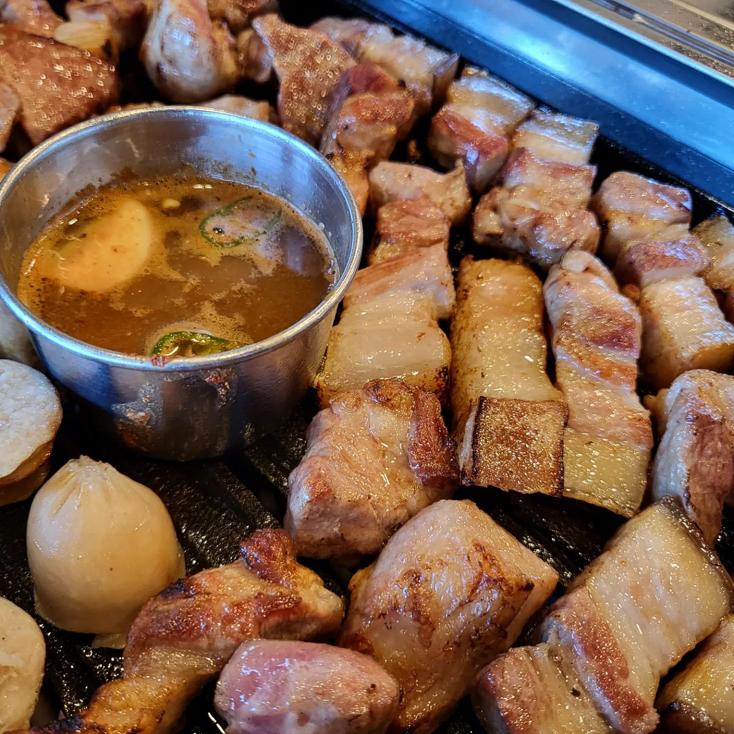 #협찬 
🏝제주도에서 너~~~무
맛있게 잘 먹고 온 고깃집🥩
냄새 1도 없이 육즙 팡팡 터지는 흑돼지 맛이 최고였어요🫶
개인적으로 고기 구 울 때
김치를 같이 구우면 금방 타 버려서
선호하지 않는데 요기는 돼지기름에 한 번 볶은
고사리와 김치를 따로 담아주셔서
마지막까지 깔끔하게 먹었어요🥹
기본으로 제공되는 김치찌개도 맛있어서
밥 한 공기 뚝딱했답니다🐖
제주 공항에서 가까운 거리에 위치하니까
여행 첫날이나 마지막 날 꼭 한 번 방문해 보세요!
.
.
.
.
#제주그때그집 #제주공항그때그집 #공항그때그집 #제주맛집 #제주추천 #흑돼지추천 #맛스타그램 #맛집 #점심추천 #먹방 #koreanfood #맛집추천 #메뉴추천 #데이트 #먹스타스램 #삼겹살맛집 #좋반 #냠냠 #instalike #맛있다그램 #푸드스타그램 #foodstagram #instafood #daily