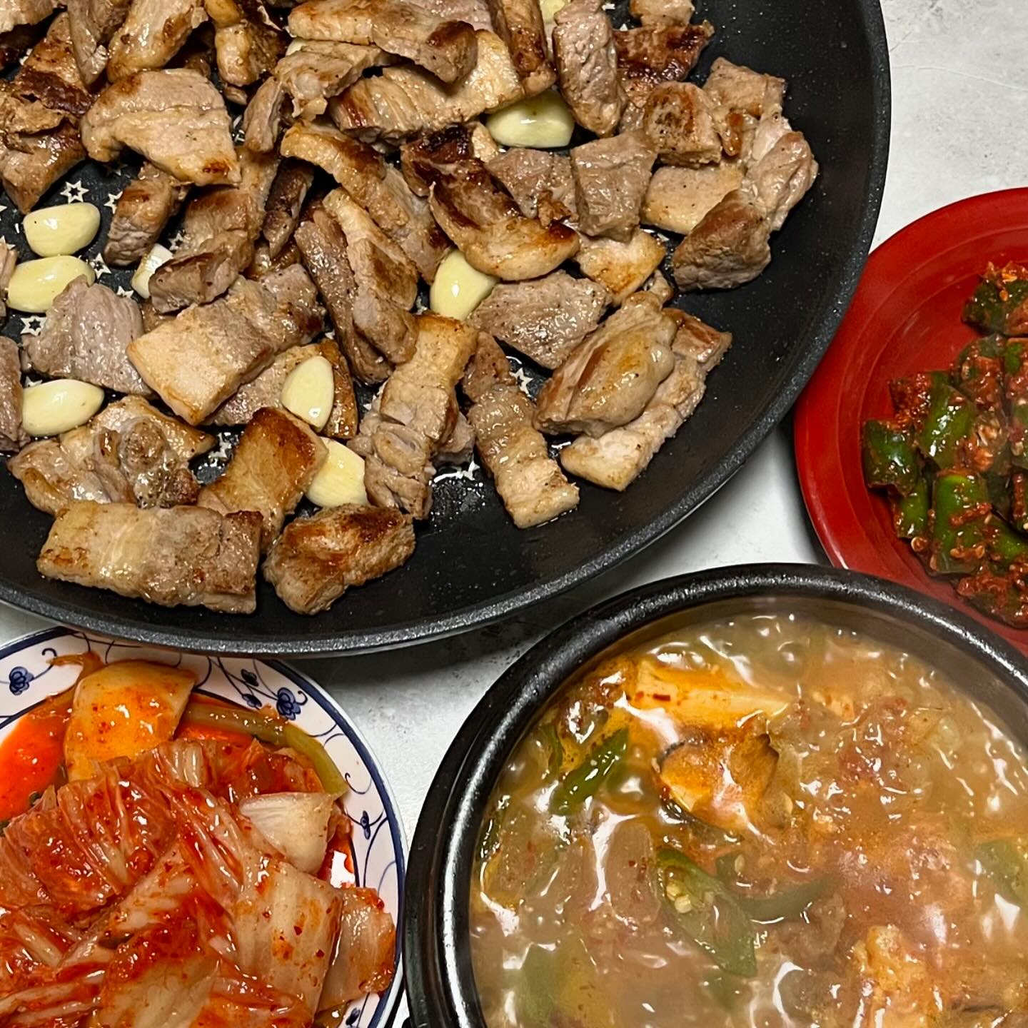 쉬는날마다 #집밥 해먹는게 젤 재밌고 맛잇는요즘
최근엔 양념게장에꽃혀서 
냉동 3.5키로 사서 다해먹고
감자탕 냉수육 게장 장조림 오이소박이 등등등...
근데 손이너무큰게 문제라면 문제... ㅎ....ㅋ