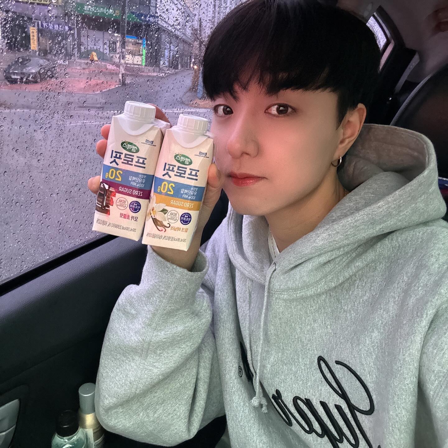 #협찬 

maeil_selex 🛒

벌써 프로핏 4 주차 라니 🙊

운동선수들 한텐 물같이 마시는 단백질 인데
걱정없이 물처럼 마실수 있어서 좋았다 🥹
아침 수영장 출근할때 매일 하나씩 마시고 갔는데
든든 그 자체 ... 😌

동계 든든하게 셀렉스로 단백질 보충해야지 💪🏻

✅100% 우유단백질 20g 함유
✅ 풍미 가득한 맛있는 단백질 (밀크 바닐라 / 모카 초코맛)
✅ 제로 슈가 제품 (無당, 無트랜스지방, 無유당)
✅ 근육 합성에 필요한 필수 아미노산 함유
✅ 락토프리 제품으로 편하게 섭취 가능
✅ 100kcal 이하의 가벼움
 

#셀렉스#프로핏#프로핏터SOLO
#프로핏우유단백질#밀크단백질
#우유단백질#프로틴#프로틴음료
#MPI#제로슈가#단백질
#단백질음료#마시는단백질