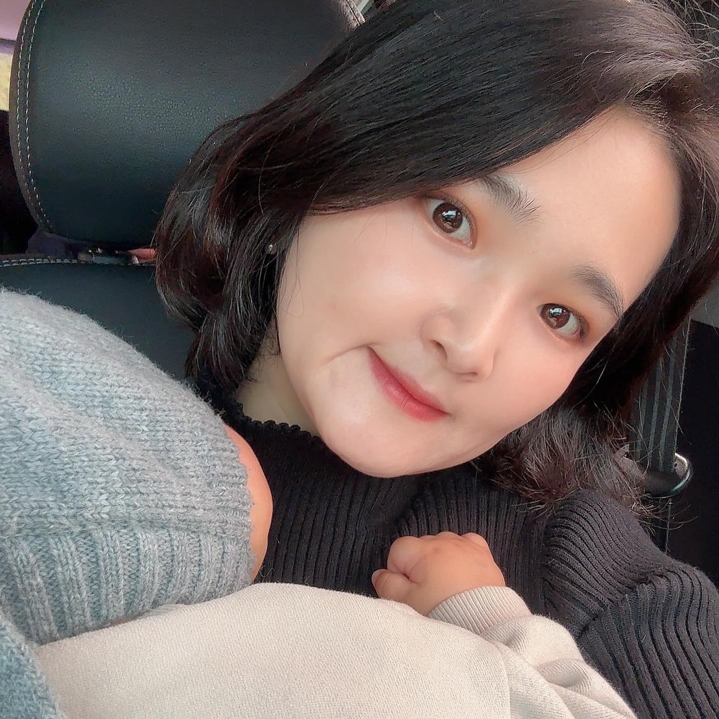 프로참석러✨

어제오늘 결혼식 탕탕 👣
어제는 사진 안찍으니까 흰색🤍
오늘은 사진 찍으니까 검정색🖤
애 셋 데리고 가는 결혼식이란
총소리 없는 전쟁통 그자체🫠

그리고 진짜 정신 없는 와중에 
내친구는 너무 이뻤다👰🏻‍♀️
늘 좋았지만, 앞으론 더 좋은 일만 
가득하고 항상 행복했으면 좋겠다💐
#웰컴유부