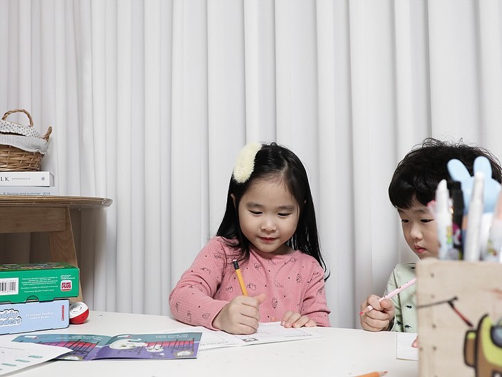 #협찬

가을이가 영어책을 이렇게 꾸준히
읽을줄이야 >_< 스콜라스틱 버디리더스가
너무 좋고 만족스러워서 내돈내산으로
사이트워드 스토리도 구입 완료 >_<

앞으로도 F레벨까지 쭈욱 달려보자 공주야♥️

#스콜라스틱버디리더스 #기초리더스리딩
#버디리더스 #유치원영어 #예비초등영어
#기초리더스추천 #영어읽기독립 #스콜라스틱