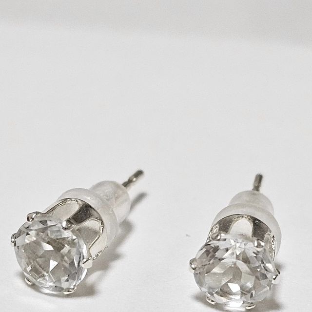  취미부자 여작가 on Instagram: "#광고
여쿨라인 걸 알게 된 후 처음 착용해보는 실버✨️
퍼스널컬러 진단 이후로 실버로 정착해보려고 노력 중이다ㅋㅋ
큐빅이 아닌 화이트 토파즈라서 마음에 들고
같은 아이디어스 작가님이 만드시는 거라 더 애착이 간다☺️
나도 이런 귀여운 명함 만들고 시퍼,,,
명함뿐만 아니라 귀여운 소품들까지 잔뜩 챙겨주심🥹
데일리로 잘 끼고 다녀야지💕

#원석 #천연석 #보석 #토파즈 #화이트토파즈 #11월탄생석 #탄생석#귀걸이 #원석귀걸이 #천연석귀걸이 #토파즈귀걸이 #귀걸이쇼핑몰 #주니엘 #핸드메이드 #핸드메이드귀걸이 #주니엘귀걸이"
