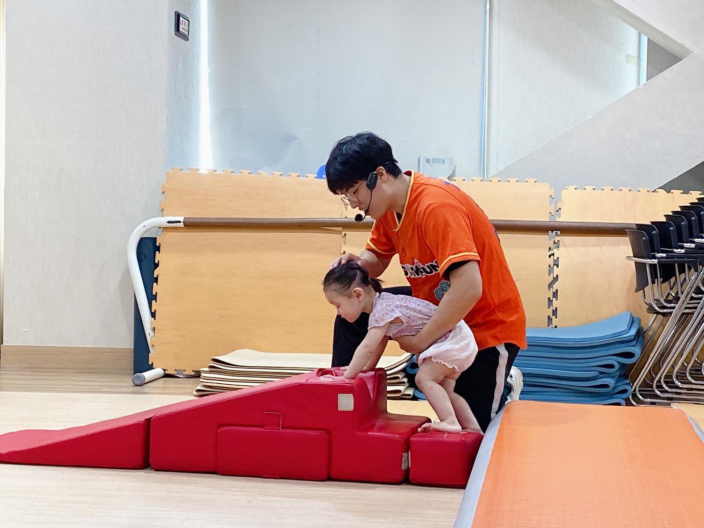 *
주말 가을학기 수업부터는 또래반으로 들어갔당🥹
그동안 40개월짜리 아기들과 수업해서 그런 지 또래반 들어가니 수업 수준이 많이 쉬워보였당 😂
뽀끼와 선생님도 그리 느껴졌나보다
매 수업마다 뽀끼가 시범조교를 하게 됨 ㅋㅋㅋ

근데 수준이 넘  얕아져서 다시 월반하면 좋겠다는 생각까지....🥲🥲