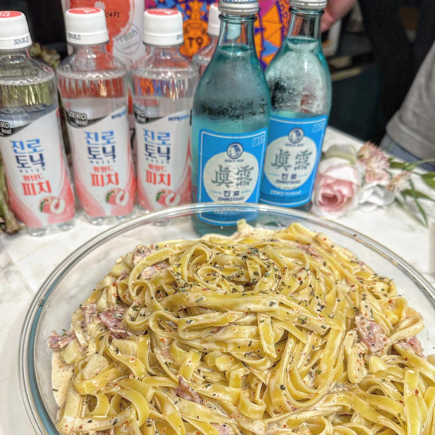 #협찬 일요일엔 소토닉으로 한 주 마무리🍹
제로음료 끝판왕인 토닉워터 등장소식😀
새콤달콤 복숭아맛 낭낭해 그냥 마셔도 맛있는데
무려 0칼로리라고?! 당장 주문 진행시켜!!🥸🥸

받자마쟈 얼음이랑 한 잔 들이켜 보는데
와. . 그냥 마셔도 달달시원 넘 맛있어요😀
색감 예쁜 자몽쥬스와 곁들이면
오늘 저녁메뉴인 크림파슷하와 어울리는
논알콜 칵테일로 즐길 수 있어요👍❤️

토닉워터는 하이볼, 소토닉 등 활용도 높지만
칼로리가 높아 살짜쿵 길티플레져였는데
이건 맛도 훌륭하니 왕왕 추천합니다😉

ㆍ

ㆍ

ㆍ

ㆍ

ㆍ

ㆍ

ㆍ

ㆍ

ㆍ

ㆍ

ㆍ

ㆍ

  #진로토닉워터 #진로토닉워터와일드피치 #피치토닉 #소토닉 #하이볼 #에이드 #하이볼레시피 #토닉워터신제품 #하이트진로음료