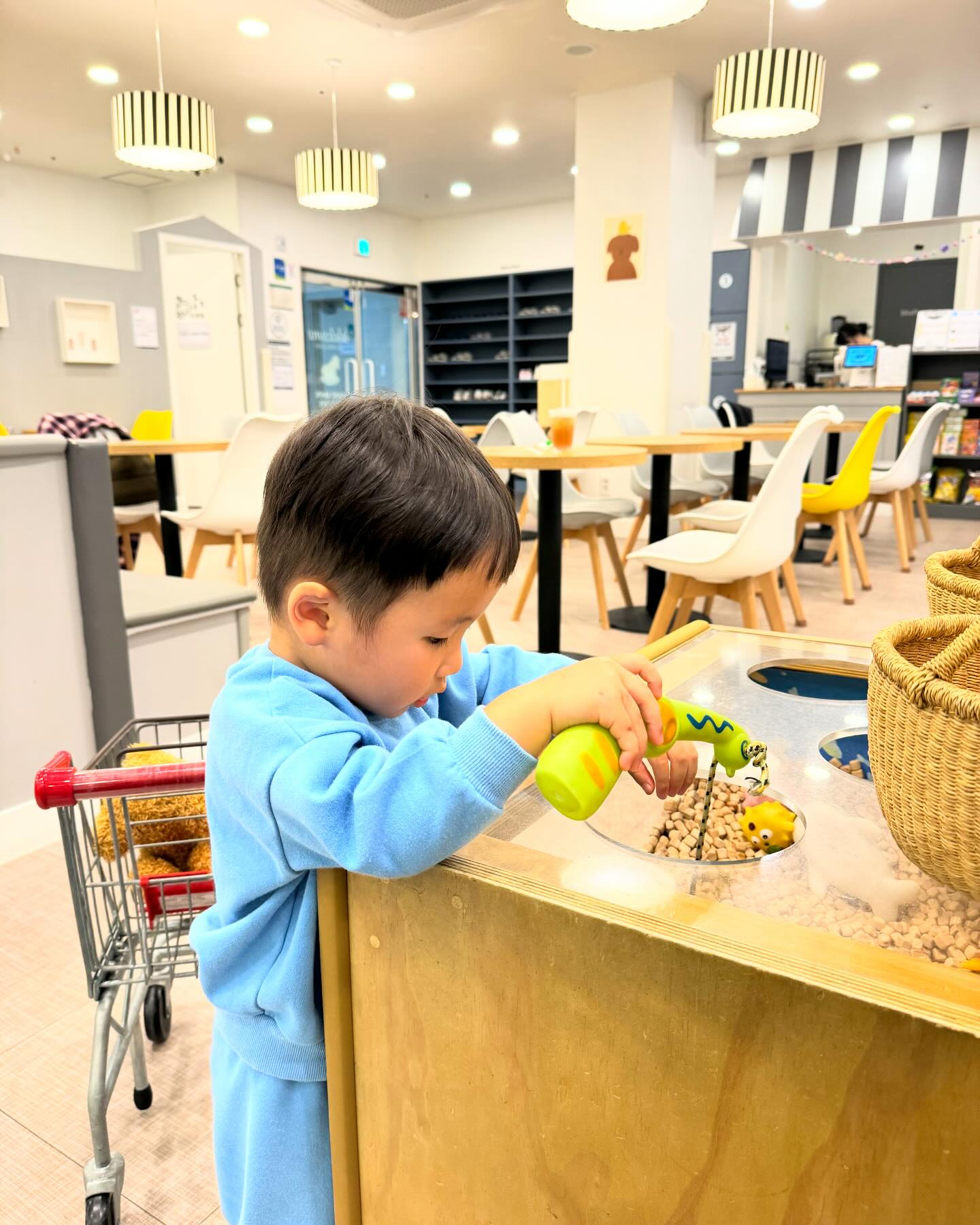 한주도 열심히 살았다! 
우린 평일에 쉬니 오늘이 토욜 느낌..! 🫨

일주일 사이 우래기는 말이 어마어마하게 늘어서 몬하는 말이 없고 ‘ 잠 안와요 / 아니고둔 / 미안해 몰랐어 / 퀸카 아임퀸카 / 애비야 애미야 / 가쿠다 / 근데여 / 여보 뭐해요? / 할미 돈주세요 등등 

얜 자면서도 얘기함,, 🫠 
말하고싶어서 얼마나 답답했을까 진짜 ㅋㅋㅋ
.
.
.
.
.
#25개월아기발달