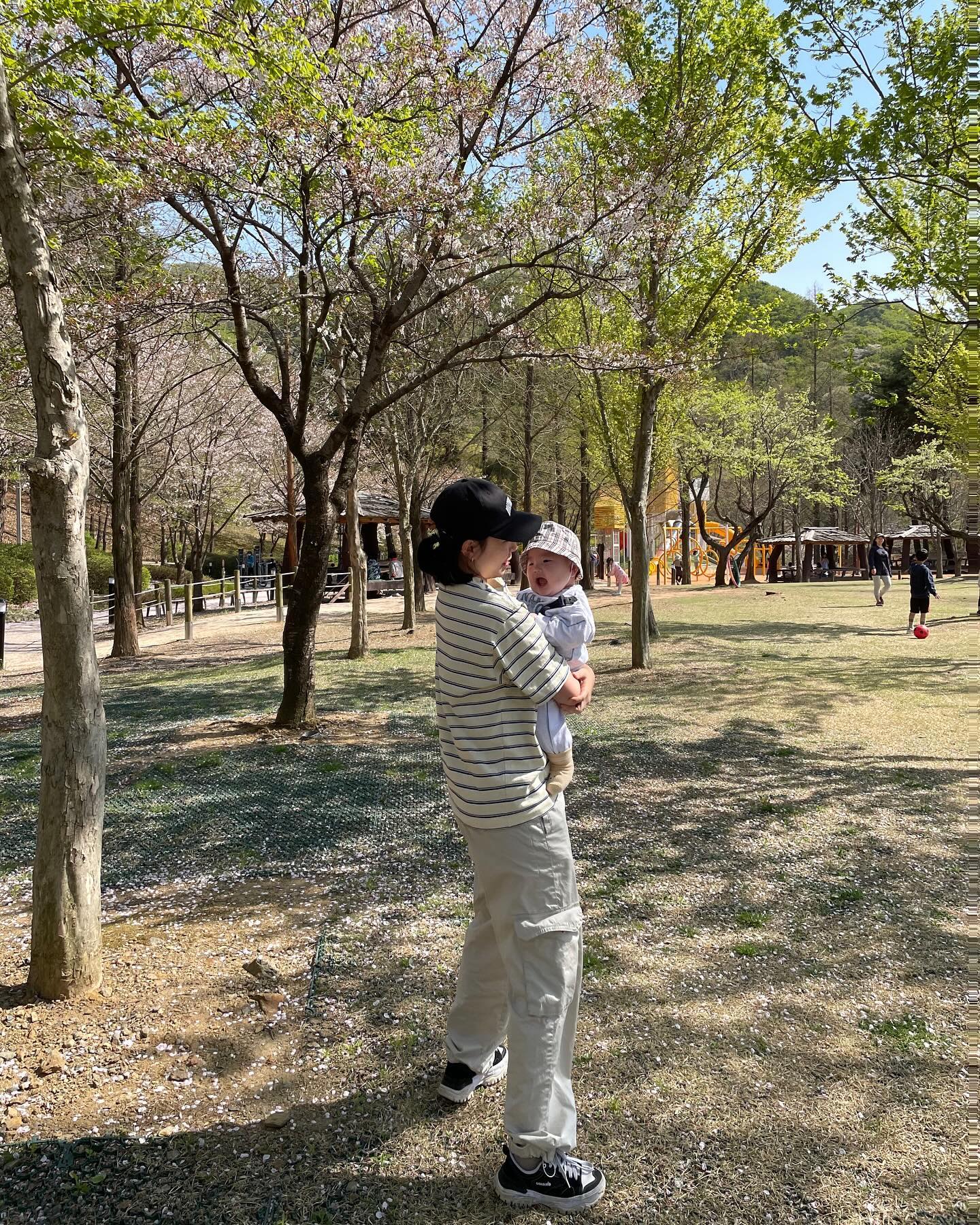 우쥬띠 200일 기념을 빙자한 봄소풍🌸
날씨가 아까워서 도저히 집콕 육아를 할 수 없는 애미와
엉댕이에 멍들꺼같아 앉아서 일을 할 수 없는 애비랑
우쥬 200일 기념샷도 찍어줄겸 잠깐 집앞에 나와봄🥰

1시간 딱 잘 놀았다 조-타!

#봄소풍 #병목안시민공원 #가족 #신혼부부 #둥디부부 
#육아일상 #부부일상 #사랑해