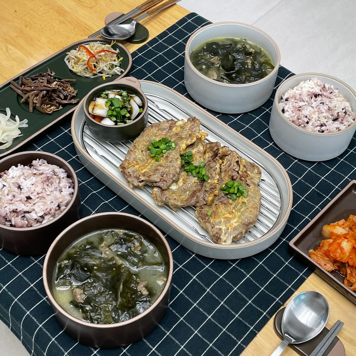 어떤 요리는 센 불에 화르륵 구워야 하고, 어떤 요리는 약한 불에서 뭉근하게 끓여 내야 한다. 각기 다른 속도와 방식을 취해야 제맛을 낼 수 있다는 게 사람살이와 크게 다르지 않다. 철학자의 마음으로 썰고 굽고 끓이는 요즘 ! 🧑‍🍳