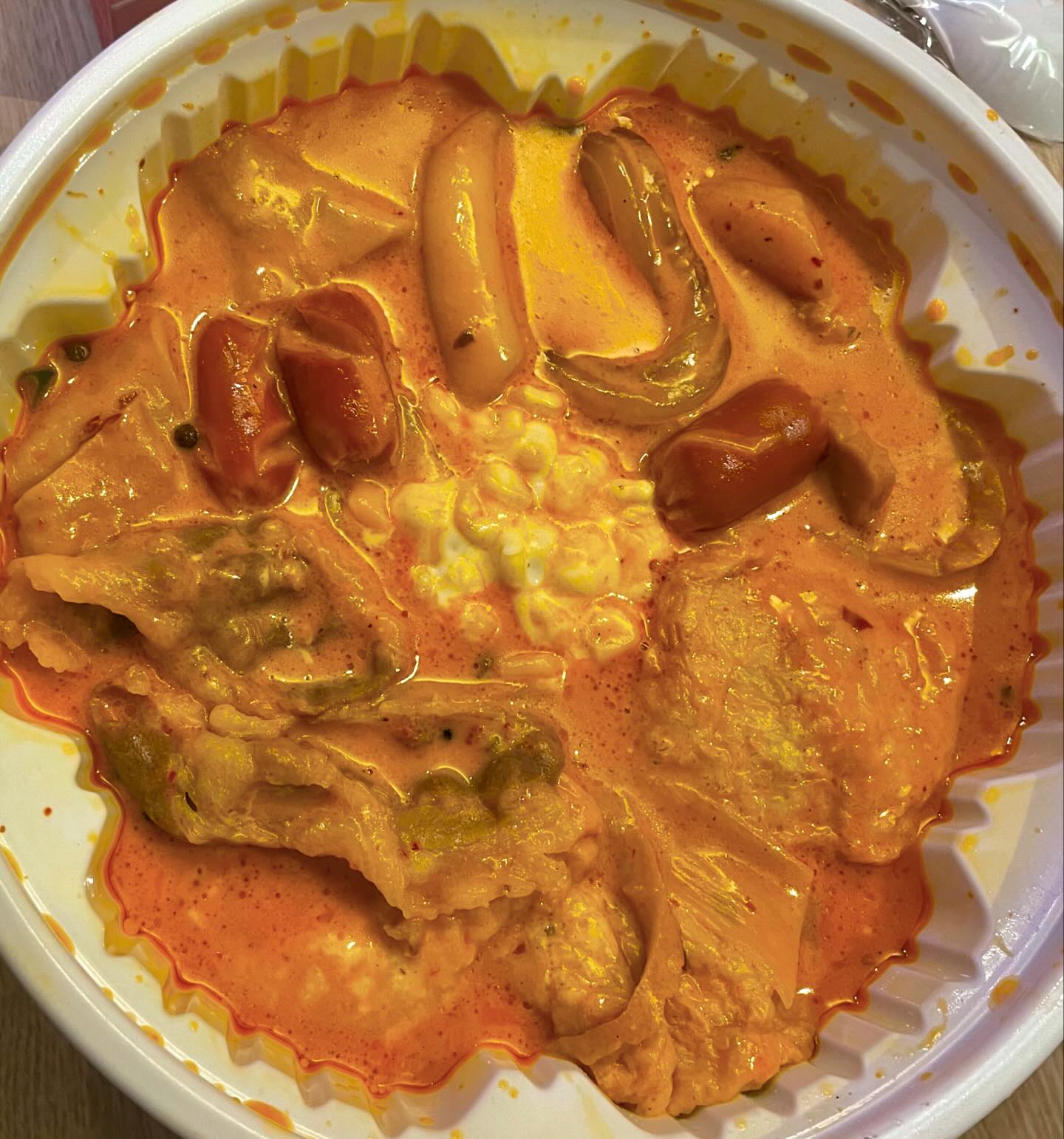 🧂마라로제엽떡 동대문엽기떡볶이본점
엽떡신메뉴 마라로제떡볶이 & 콘마요 토핑 총평!

오리지널맛으로 먹었고 마라엽떡65% + 로제엽떡35% 느낌이었습니다. 우삼겹, 유부, 떡의 조화가 좋았고 로제 특유의 맛보다는 그냥 크리미한 마라떡볶이였어요. 콘마요 토핑은 옥수수의 터지는 식감이 좋았고 콘치즈가 아닌 점은 아쉬웠어요. 콘마요가 살짝 달달하다보니 같이 먹으면 맵단짠 조화가 정말 자극적이었어요! 마라로제엽떡 자체가 그렇게 맵지는 않아서 착한 맛보다 오리지널을 추천드립니다. 
총평을 하자면 한번쯤 사먹을만 하고, 마라러버에게 오리지널 추천, 로제의 맛을 기대한다면 아쉬운 맛이었습니다.

#엽기떡볶이 #동대문엽기떡볶이 #마라로제 #마라로제엽떡 #마라떡볶이 #마라로제떡볶이 #엽떡 #먹스타그램 #먹스타 #떡볶이 #엽떡로제 #로제떡볶이 #먹팔맞팔 #먹스타맞팔
