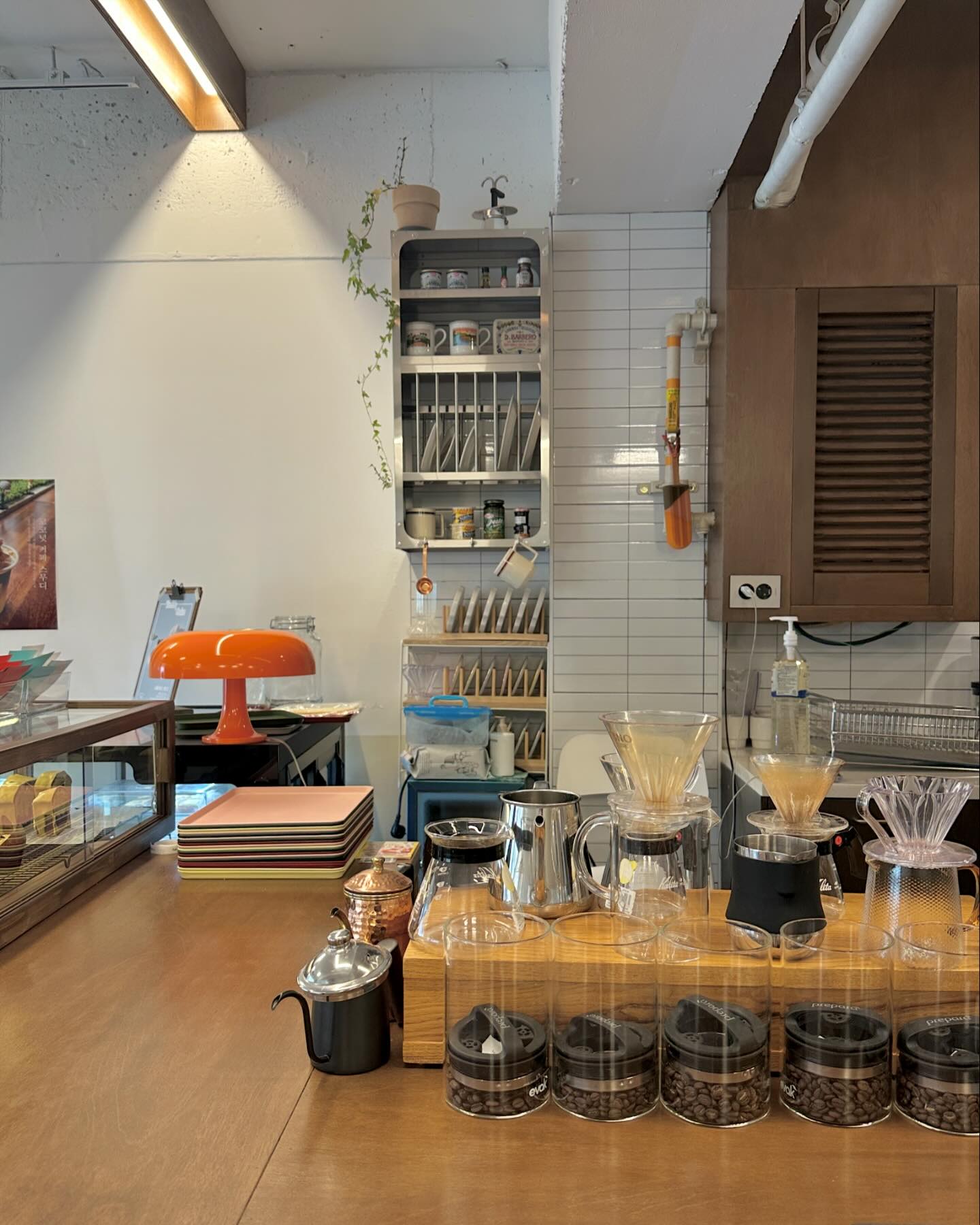보이는 곳곳마다 감성 가득한 로스터리 카페 ☕️
조용하고 따듯한 분위기가 느껴져 혼자 커피 마시러 오기도 좋을 곳 
직접 로스팅 한 커피는 물론 밀크티 디저트까지 찐이었던 카페 한 
크리미한 바스크 치즈케이크 좋아하면 무조건 오세요
치즈 맛이 진하고 중간중간 씹히는 옥수수가 심하게 매력적이거든요 
참을 수 없어서 더치커피까지 집으로 데려와버렸습니다 :)_🤍
 

#울산카페 #울산데이트 #디저트카페 #더치커피