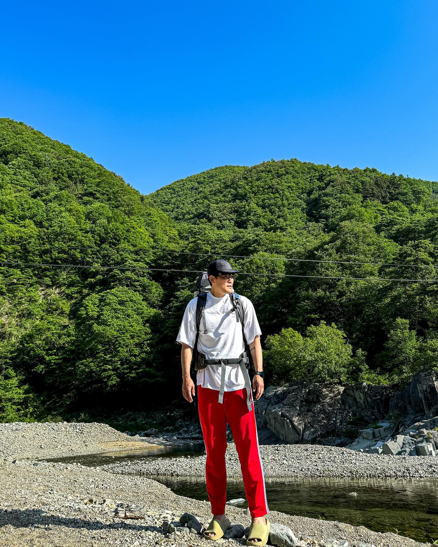 🏕️

계곡백패킹은 힐링인데.. 
역시 산타는만큼의 체력소모는있는듯

주말인데 아직까지는 여유로운 계곡 
붐비기 전에 즐겨야할듯하네요.

내구성 좋은 타톤카 배낭은 험한 계곡바위에서도
사용하기 좋았고, 이더리얼 2P는 본격적
메쉬이너로 교체해서 사용했는데, 
계곡에서 시원하게 하룻밤 보낼수 있었습니다.

공간감도 메쉬망이라 솔리드 이너 사용할때보다 
더 넓어보이는 느낌!!! 

#스페이스에이트 #타톤카 #피시스1기앰버서더
#어썸홀리데이앰버서더 #캠핑 #백패킹
#텐트 #초경량텐트 #제이에이치아웃도어
#어썸홀리데이 #스위프트UL #이더리얼2P
#계곡 #yeezy