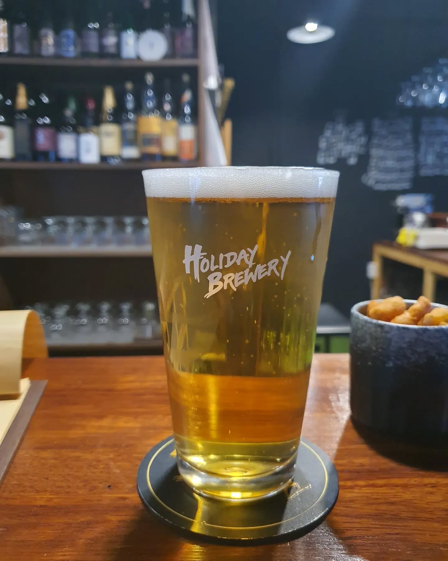 #맥주 #간단리뷰 92 #그날그느낌 
#모던라거 #Modern_Lager #소셜드림컴스 
가격 1잔 9000원 (홀리데이 브루어리)
타입 : West Coast Pilsner
도수 : 5.2%
IBU : 28
.
#노즈 
투명한 황금색. 하얀거품컬러. 유지력은 그냥그냥. 향긋한 홉향이 올라옴.
#팔레트 
탄산 있는편. 바디, 질감 모두 가벼움. 마시자마자 쌉쌀함과 홉향이 다가옴. 쉽게 마시기 좋음. 
#피니쉬 
산미없고 기분좋은 쌉쌀함이 입안에 남음. 깔끔하게 입안을 정리하고 마무리함. 청량감이 좋음.
.
첫잔은 라거지. 시원하게 마시면서 다른메뉴도 천천히 보았다. 라거라고 하기엔 웹코스러운 쌉쌀함이 잘 느껴져서 좋았다.
.
#한마디 
딱 시원한 라거+쌉쌀함을 추가한 맥주
.
.
.
.
#beer #craftbeer #drinks #ale #lager 
#수제맥주 #크래프트비어 #비어라이프 #맥린이 #편의점맥주 #와앤모 #바틀샵 #맥주리뷰 
#조주기능사 #술스타그램 #일상 #맞팔 #소통 #데일리