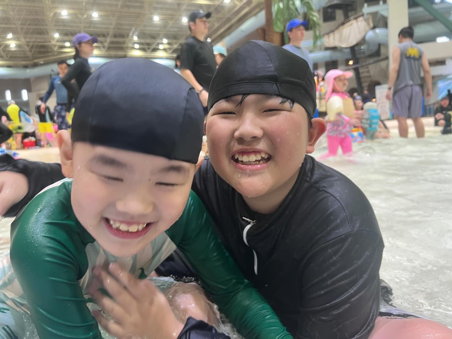 #주말일상
물만 있으면 쉼없이 노는 에너자이저들...
전생에 물고기셨나요ㅎ
캐리비안베이 클리어. 다음은 어디로 갈까~?