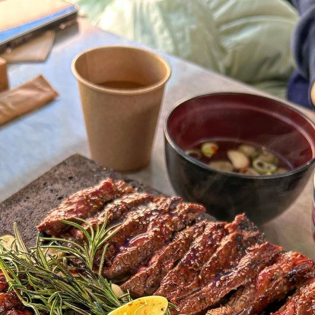 Lovely baby . Rohan 👶🏻🤍 on Instagram: "#협찬 경주 숯불가득한 돌판스테이크 맛집으로 유명한 황리단길 #범외양간 🐯🧡 에 다녀왔어요👍🏻 ⠀ 멋드러진 기와형태건물과 다양한 포즈로 눈길