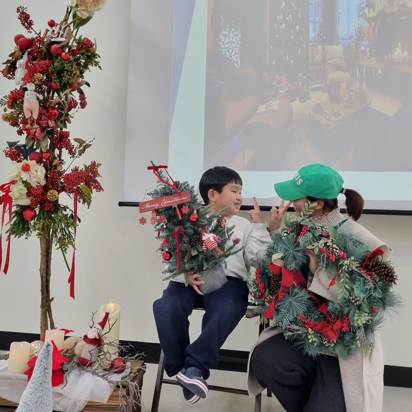 차니라이프💕

#아들엄마

1분컷 마감에
우리명단 1등이면 잘한거지?

저녁먹고 1등으로 도착
1층 힐링스페이스에서 푹쉬다가
크리스마스 트리 만들기 시작♡

산타에게 받고싶은 선물은
고민중이라며 물음표를 그렸다
(글자쓸줄알아요🤣 10만원썼다 지운건 비밀)

계피스틱 향맡고
트리도 직접 꾸미고
(몇개만 꾸미고 나머지는 엄마가 꾸민건 안비밀)

간만에 투샷도 찍음🩷

줄안서고 기다리다보니 꼴등으로 사진찍고 나옴

올해 딱 두번참여했는데
아들을 이해할수있는 시간이었다

모든걸 아니~!라고 말하며
적응시간이 필요한 #엄마아들

seogwipofamily
#서귀포시가족센터 #가족사랑의날
#우리가족사랑행 #크리스마스트리만들기
#하원후 #육아타임 #트리꾸미기 #소원을말해봐