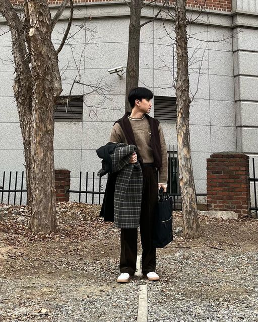 데일리운. on Instagram: "2023.02.09(목) ☁️ 최고: 9도 / 최저: -6도 - 🟤 브라운 계열의 색감은 왜인지 모를 안정감을 주는 것 같아요 :) 흐린 날씨였지만, 덕분에 포근한 하루가 되는 것 같네요🙌