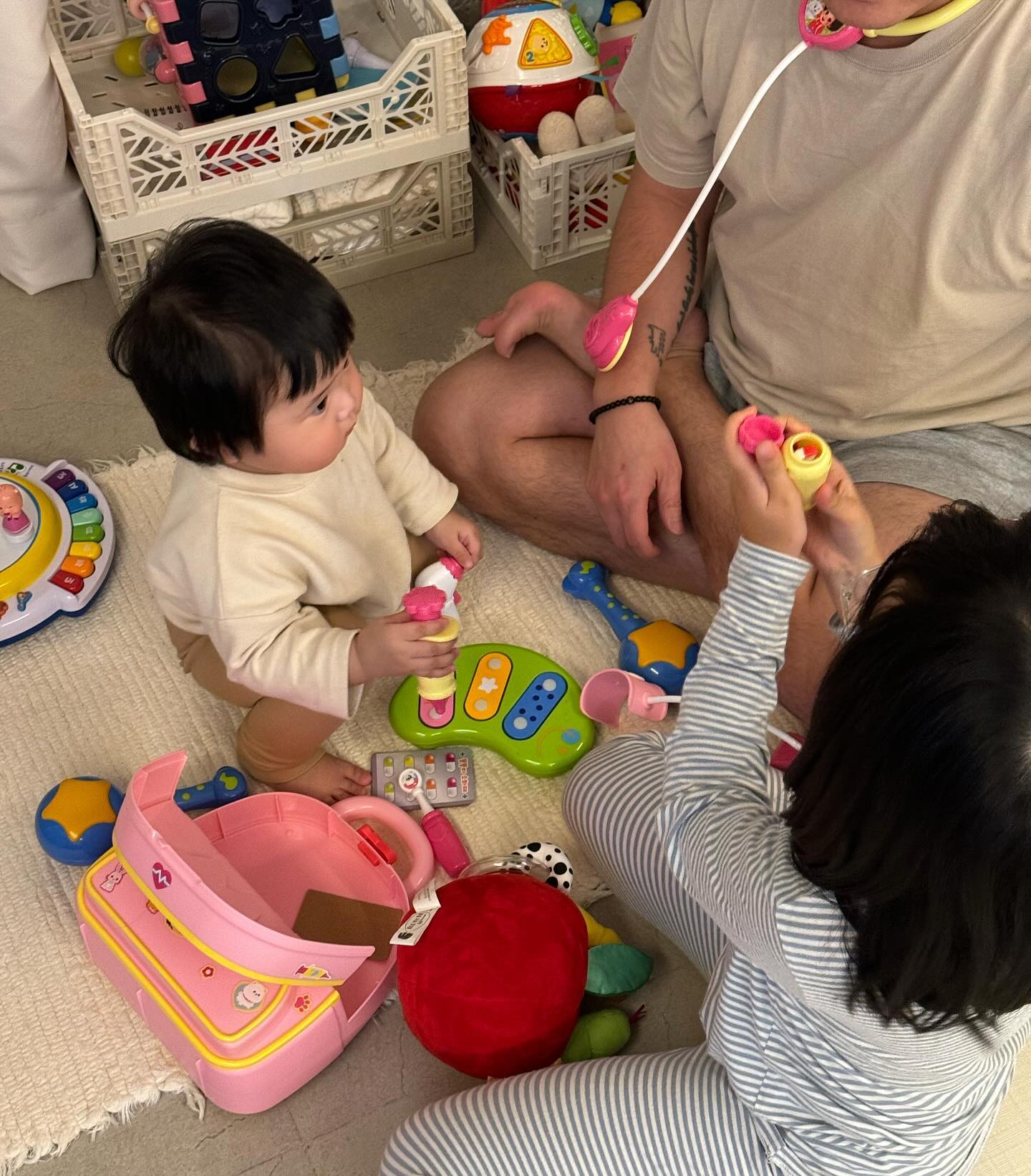 6살 차이도 잘 놉니다👶🏻👧🏻❕
싸우기도 합니다❕😁

#6살차이자매 #자매샷 #자매스타그램 #자매맘 #딸맘 #육아일상 #육아일상기록 #장난감놀이 #육아기록 #11개월아기 #8살딸 #8살 #예비초등 #아기가사는집 #아기놀이방 #아기놀아주기 #아기방꾸미기 #아기가있는집 👶🏻👧🏻
