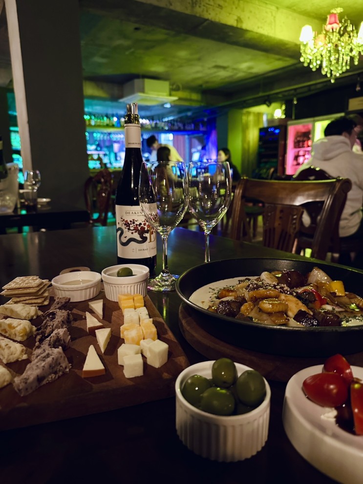 [서울역 술집 빈공간] 레트로 감성에 취하는 만리재로 와인바, 서울역 맛집❤️