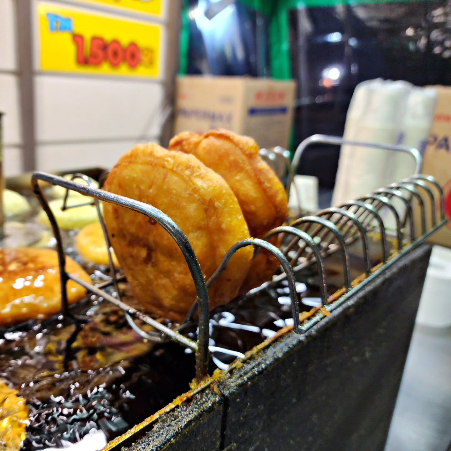일산 호떡 맛집 비교분석 
⠀
-주엽 주연이네 링호떡 
⠀
손으로 반죽해서 만든 호떡이 아니고 
링처럼 얇게 펴서 전처럼 만드는 호떡!!
⠀
얇기 때문에 기름을 많이 머금고 있지만
설탕이 골고루 잘 퍼져있어서 
어딜 먹어도 단맛이 잘 느껴진다는게 장점!
⠀
-라페스타 옥수수호떡 
⠀
옥수수 반죽을 이용하여 만든 호떡으로 
호떡 단일 메뉴만 판매!
⠀
저녁시간에만 영업을 하고 대기줄이 
좀 있다는점 참고하시구요~
⠀
호떡 겉면만 바삭하게 튀겨내가지구 
겉은 바삭하고 안은 쫀득한 호떡!
⠀
설탕이 한곳에 뭉쳐있어서 
단맛이 고루 나는건 아니고 
반죽도 뭉쳐있는 부분이 있는데
반죽이 되게 쫄깃하게 맛나서 맛있어용
⠀
-원마운트 소담호떡 
⠀
잡채호떡으로 핫한 호떡집!
⠀
가격은 제일 비싼대 맛은 개인적으로 최고
호떡 겉면도 되게 바삭하고 
반죽 뭉친곳도 없고 잡채도 쫀득 쫀득 
⠀
매운소스 발라서 드실수도 있어요
⠀
⠀
#내돈내산 #내돈내산맛집 #소담호떡 #일산맛집 #주엽맛집 #원마운트맛집 #라페스타맛집 
#일산호떡맛집 #먹자국일산 #호떡맛집 #잡채호떡맛집