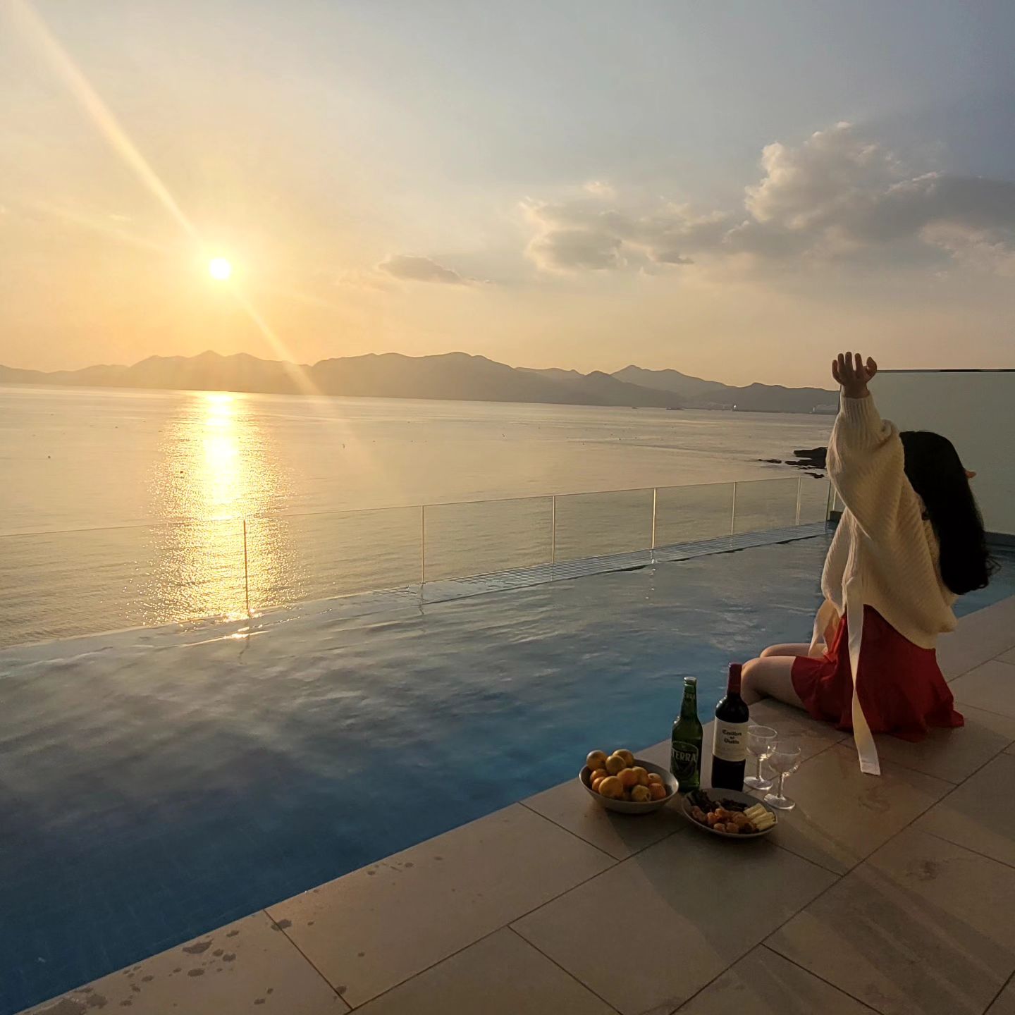 살랑살랑 바람불고 모처럼 맑은 가을날 🍂 
꿈같은 여행을 다녀왔어요. 

🌊웨이포인트풀빌라 (waypoint_pv )

🥂 온수풀 2부 (7-9pm) + 자쿠지
  요즘은 해가 일찍져서 1부(3-7pm)하는게
  좋겠더라구요!
🌸 P202
  복층구조ㅣ 방이3+ 화장실2 

#남해여행 #남해풀빌라 #웨이포인트풀빌라 #웨이포인트  #남해감성숙소추천 #절미일기_남해