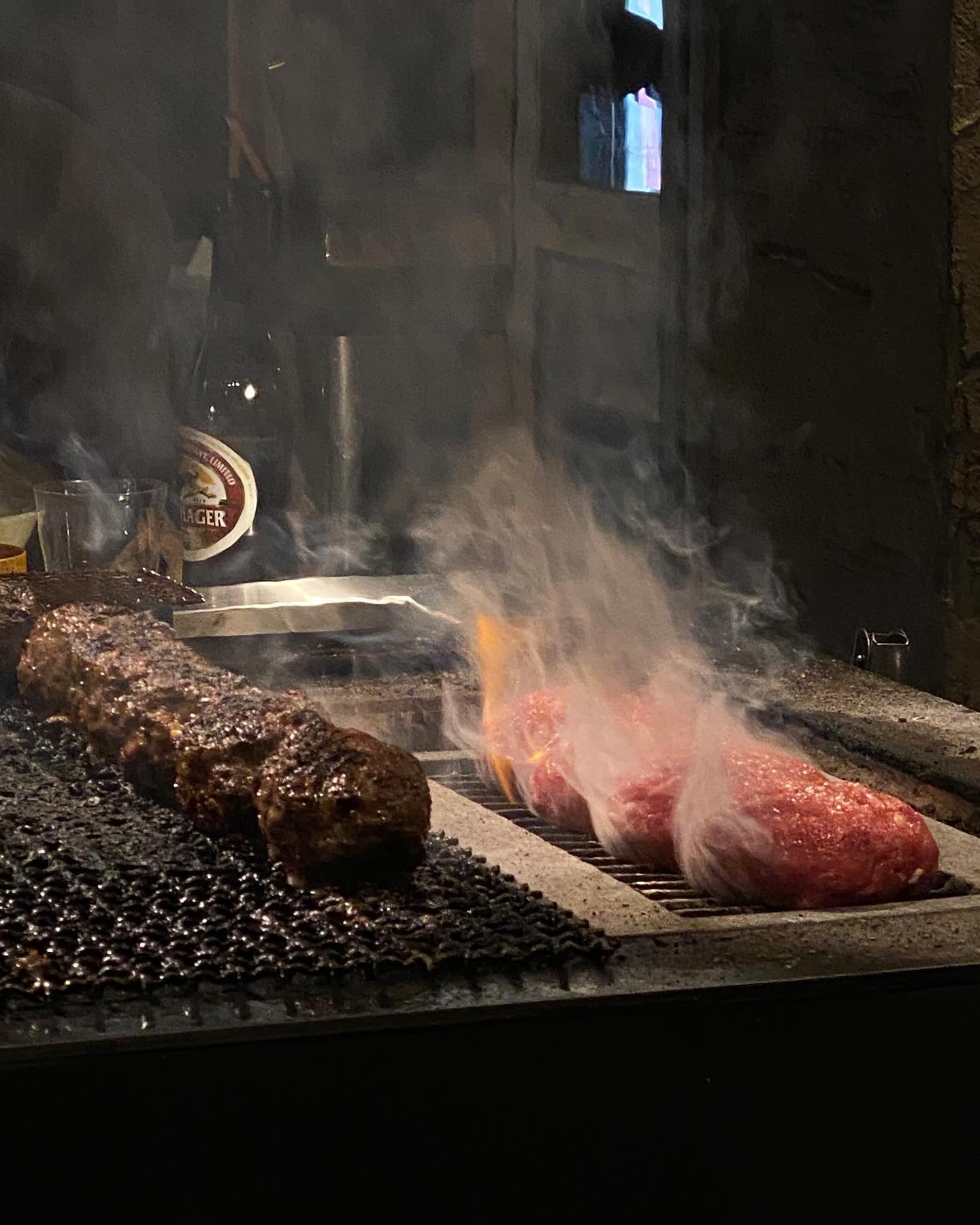 갈 수 있을거라 생각지 못했는데 운 좋게도 먹었다. 
바로 앞에서 구워주는 함바그🤤
육즙 좔좔, 자극적이지 않은 다양한 소스, 따끈한 흰 쌀밥 거기다 맥주! 크으으으으으!!!!

도쿄는 줄을 어마무시하게 서서 먹기 힘들다는데 후쿠오카 간다면 무. 조. 건. 가야한다!