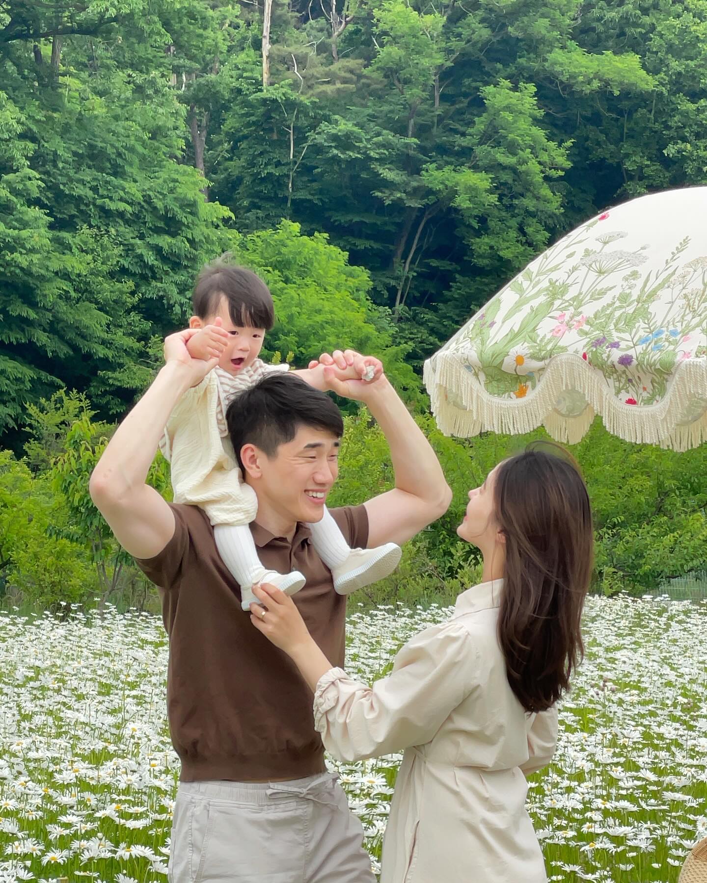 🌼샤스타 데이지 사냥🌼
연휴 마지막날은 8000천평 데이지꽃밭에서 힐링!!!
4일 연속 쉰 초록이는 잠시 육아휴직을 꿈꾸었다 ㅋㅋㅋ

그리고 내가 오늘 제일 많이 한 말
"오빠 쟤 뭐 먹는다" 🤣🤣🤣

#샤스타데이지 #데이지포토존 #데이지꽃밭 #데이지명소 #카페지새울 #아산카페 #천안카페 #도고온천카페 #충청도여행 #충남여행 #육아맘 #아기세제 #라비킷쏙트너공구