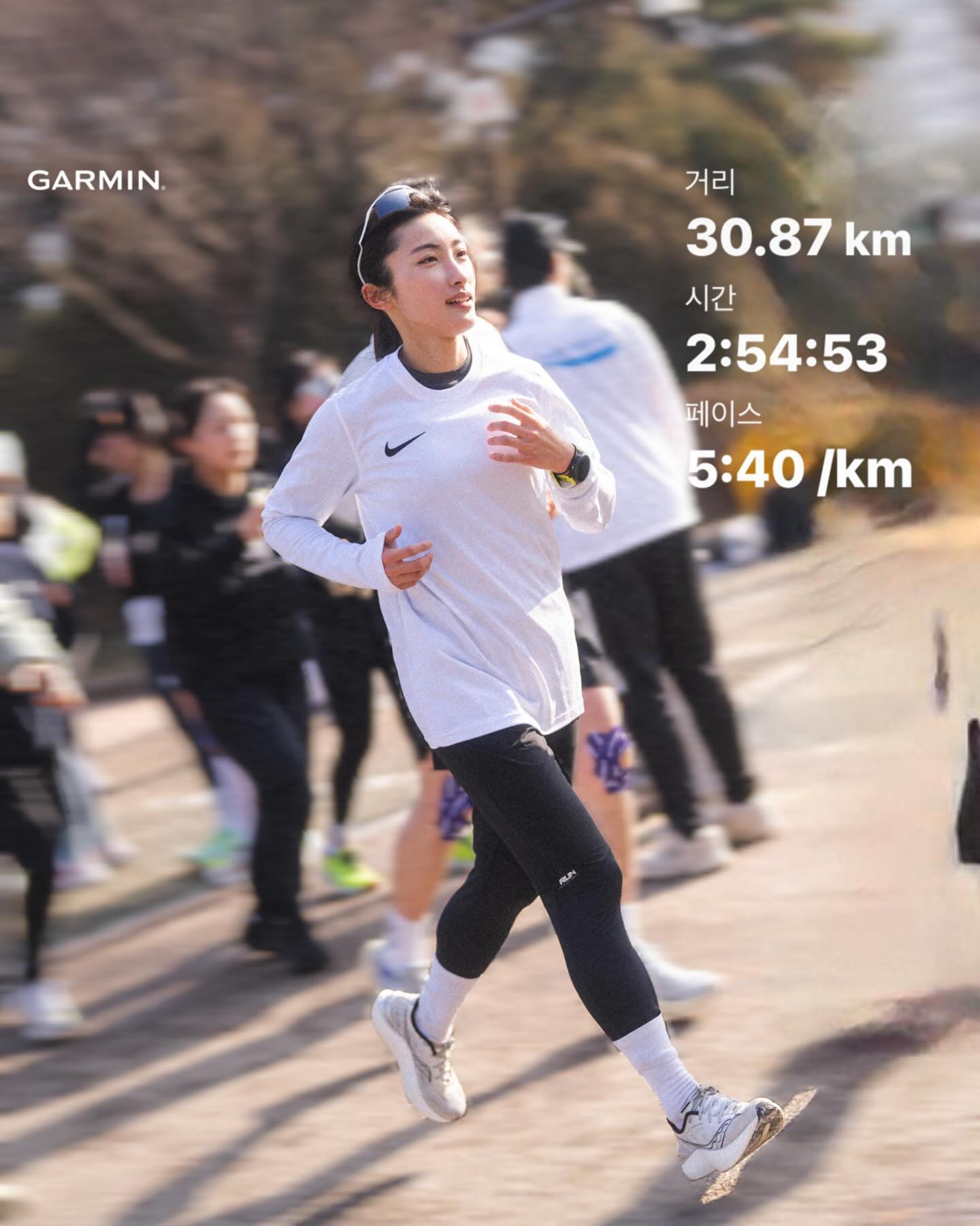 #갑진런 LSD 30km #러닝해영 🏃‍♀️

거의 대회수준으로 모인 갑진런 
힘들면 중간에 탈출각 잡았는데
어쩌다보니 545페이서 로 30km 완주우….~~
마지막 1바퀴 남기고 멘탈이 살짝 무너졌는데
one__iron 계속 잡아줌 ^_^ 🔥

다행히 페이서 역할 잘 해내고 완주까지 확실하게!
LSD 지겨워서(힘들어서) 잘 안하는데 
Host. gangggi_e_you 
뛰게 해줘서 너무 고맙당 :)

진~ 짜 감사한 급수요정들 영상에서 한 번 보고가세요 💙
인터뷰해주셔서 감사합니다 !
모두모두 고생하셨습니다!

✨도움주신분 
스트레칭 
AR 유진 코치 ppark_gom
굿러너 정현코치 yomi__ddoubg

#협찬 aminovital_kr 
#아미노바이탈 #aminovital
#달리기 #러닝 #러너 #LSD #runrunrun
#아침운동 #운동하는여자 #여의도공원 

📸 jeonybee bumdigi_91 sunnysideup517