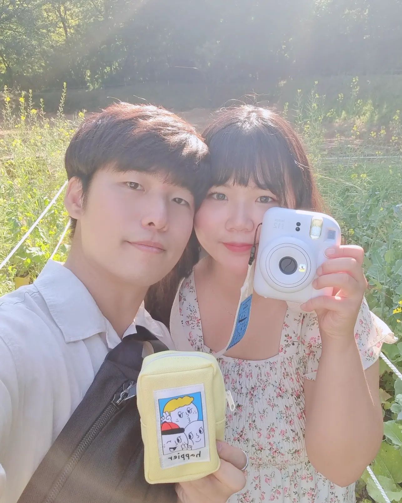 X 인스탁스 instax_korea #광고
⠀
⠀
안녕하세요 #인스탁스크루 #병알커플 입니다🫶🏻🎈

요새 날씨가 정말 정말 좋더라구요 !
이렇게 🌞햇빛 쨍쨍한 날 #인스탁스 못 참죠(*ꈍᴗꈍ)
그늘보다는 햇빛에서 찍을 때 더 선명하고 예뿌게 나오거든요 소곤소곤
덕분에 요새 저희 데이뚜 필수템이 되었답니다 히히

🌈야외데이트 -> 날씨 좋음 -> #미니12 챙기기🤍

이번엔 #오롤리데이해피어키트 도 받아서 사용해보았는데,
요거요거 완전 꿀템이더라구요🙌🏻
구성품은 #스트랩 과 #필름파우치참 요렇게 두 가지인데요
스트랩은 어께에 맬 수 있는 정도의 길이라
카메라를 손에 들고 다니지 않아도 되니 활동성이 좋아지구요
필름도 사이즈 딱 맞는 파우치에 넣어서 가방에 걸고 다니니 눌릴 걱정 뚝 !
색깔도 미니12 와 톤온톤으로 제작되어 예쁨 2배는 말모💓

요 키트는 5-6월에 #인스탁스미니12 구매 시, 제공되는 패키지니까
고민하던 분들은 이 기회에 GET하시길 바라용🤍

#인스탁스오롤리데이 #커플 #일상 #데이트
⠀

📌 인스탁스 미니 12
⠀
☑ 5-6월 내 구매 시, 오롤리데이 콜라보 해피어 키트 제공 (한정수량)

☑ 다이얼을 통해 ON / OFF / 클로즈업모드 조절

☑ 클로즈업 모드(=셀피 모드)를 통해 손쉽게 셀피 촬영 가능

☑ 자동 노출 & 플래쉬 기능으로 다양한 빛에서 촬영 용이
⠀