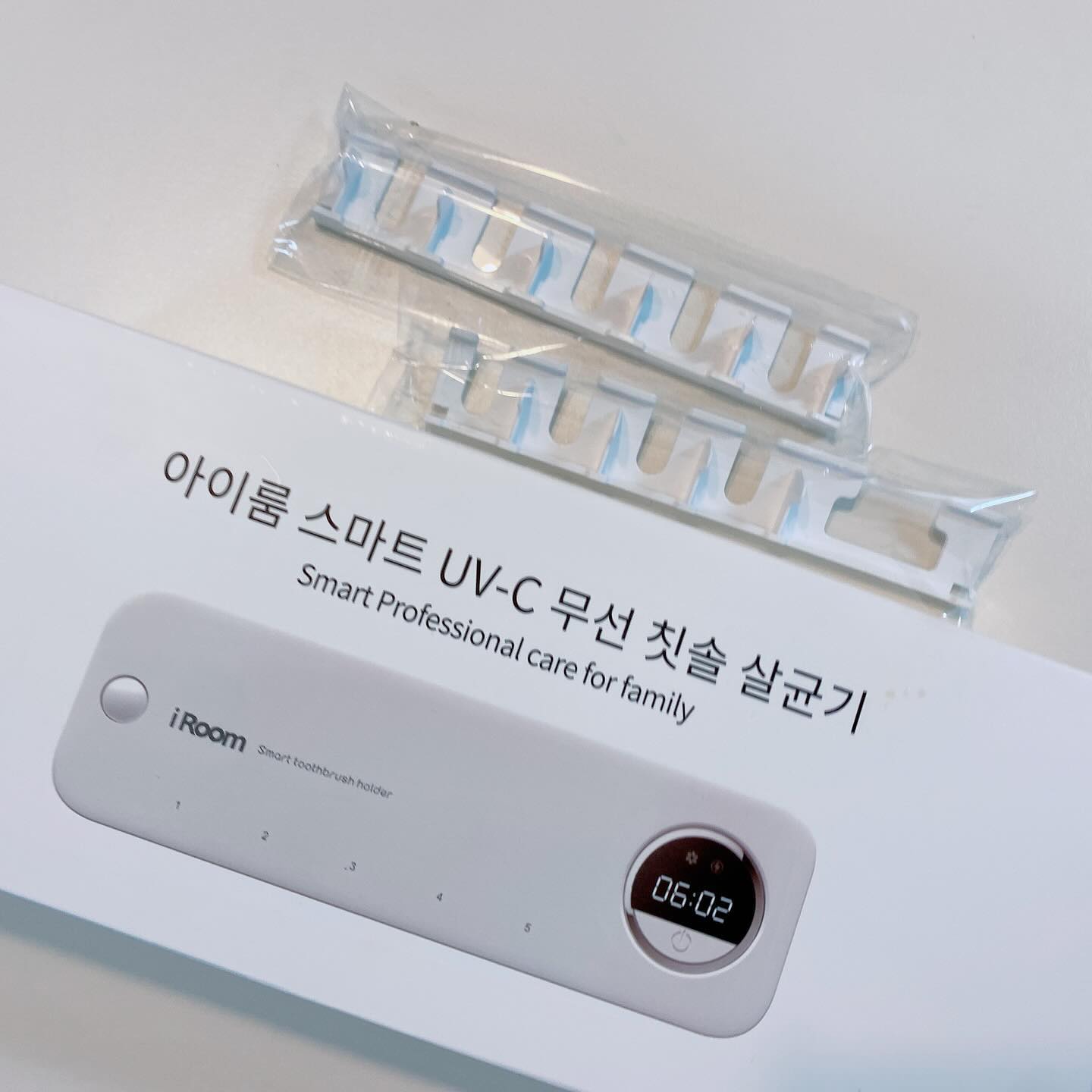 . #광고

이사준비로 멘탈털리는 요즘 사용하던 
칫솔살균기도 고장남😭

아이룸 UV-C살균기로 바꿨는데 너무 좋음!!
칫솔관리 안하면 변기보다 세균이 더 많다는 
사실을 알고부터는 칫솔살균기에 진심이 됨.

아이칫솔도 함께 사용하기에 더 꼼꼼히 픽하는데
UV-C는 자연에서 나오는 친환경파장이기에 
안심하고 가능🥹

특장점을 요약해보면,

-하루4번 자동살균
-120도 모션센서
-면도기 호환걸이
-대용량배터리로 무선30일 사용

이사, 집들이 센스있는 선물로도 좋은 무선칫솔살균기 
만족하며 사용중!!😄🙌

-

#칫솔살균기 #칫솔꽂이 #칫솔걸이 #칫솔살균기추천 #UV칫솔살균기 #무선칫솔살균기 #칫솔거치대