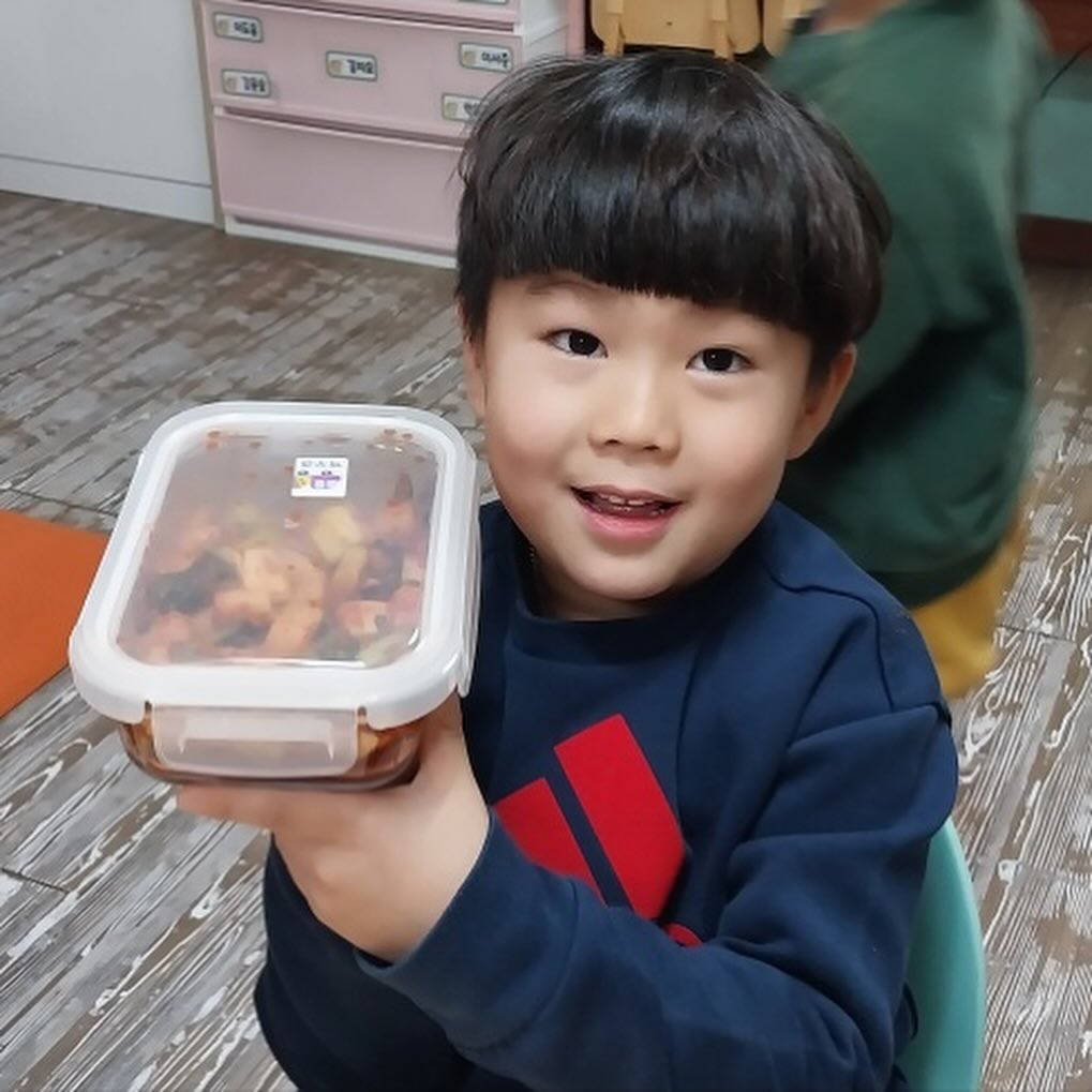 아들이 만들어온 깍두기
덕분에 매운거 먹는 첫찌❤️
자기가 만든거는 진짜 잘 먹는다
이래서 요리하게 해주고 싶은데 귀찮은 애미. . .
.
매운거 잘 먹더니 밥 양도 늘고^ ^
잘먹는 첫째 넘 이뿌😻
.
#무우맘 #어린이집깍두기 #머리카락도있지만
#이런들어쩌하리 #매운음식도전 #내가만든게최고
