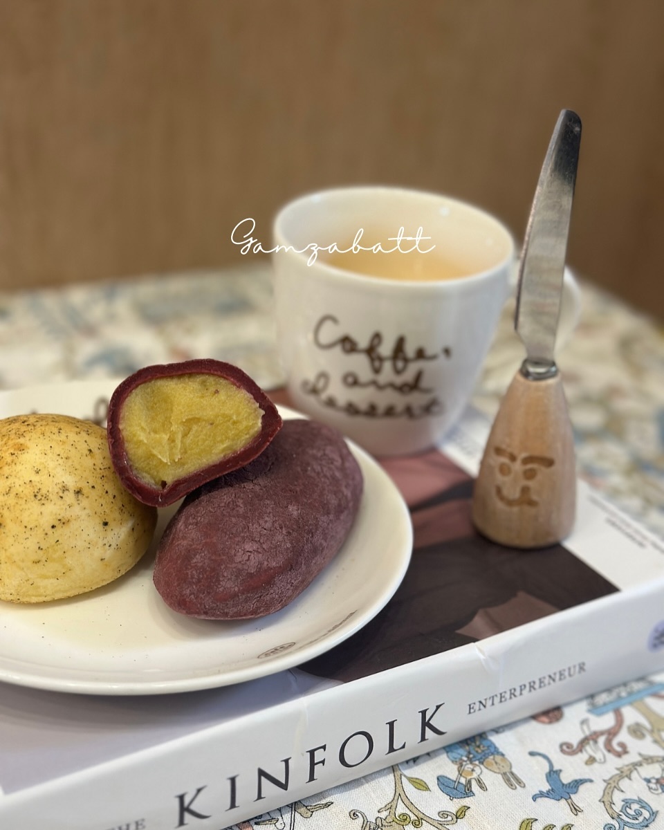 여러분~ 저희 고향인 춘천에서 가~장 유명한 카페의 디저트인대요!🤍
다들 gamzabatt 여기 브랜드를 알고 계신가요? 👉🏻👈🏻

쫄깃한 쌀가루피에 원물이 가-득 들어가고 
하나만 먹어도 든든해지구 특.히 아이들이 정말 잘 먹어서
제 냉동고에 가득 들어있거든요...ෆ 

춘천의 인기 카페, 감자밭! 
이곳의 감자빵과 군고구마빵은 계속 먹어도 생각나는대요ෆ 

먼저 감자빵은 부드러운 감자 반죽에 고소한 맛이 가득해요. 
한입 베어물면 감자의 풍미가 입안 가득 퍼지는데, 
따뜻한 온도 덕분에 더욱 포근한 느낌이 들어요. 
겉은 쫄깃한대 속은 촉촉해요.ᐟ 

군고구마빵은 오븐에 오랜시간 구워 달콤함이 응축된
고구마가 가득 들어있어서, 한 번 먹으면 계속 생각나는 그런 맛이에요!

줄 서서 기다리는 시간이 아깝지 않을 정도로, 
감자밭의 빵은 정말 특별하더라구요 !
친구들과 함께 나누어 먹으면 더 맛있고, 
소소한 행복을 느낄 수 있는 곳이에요. 
그러니 춘천에 가면 꼭 들러보세요! 🥰✨ 

#택배도하는건안비밀 
#감자밭 #밭_감자빵 #군고구마빵 #춘천카페 #빵지순례