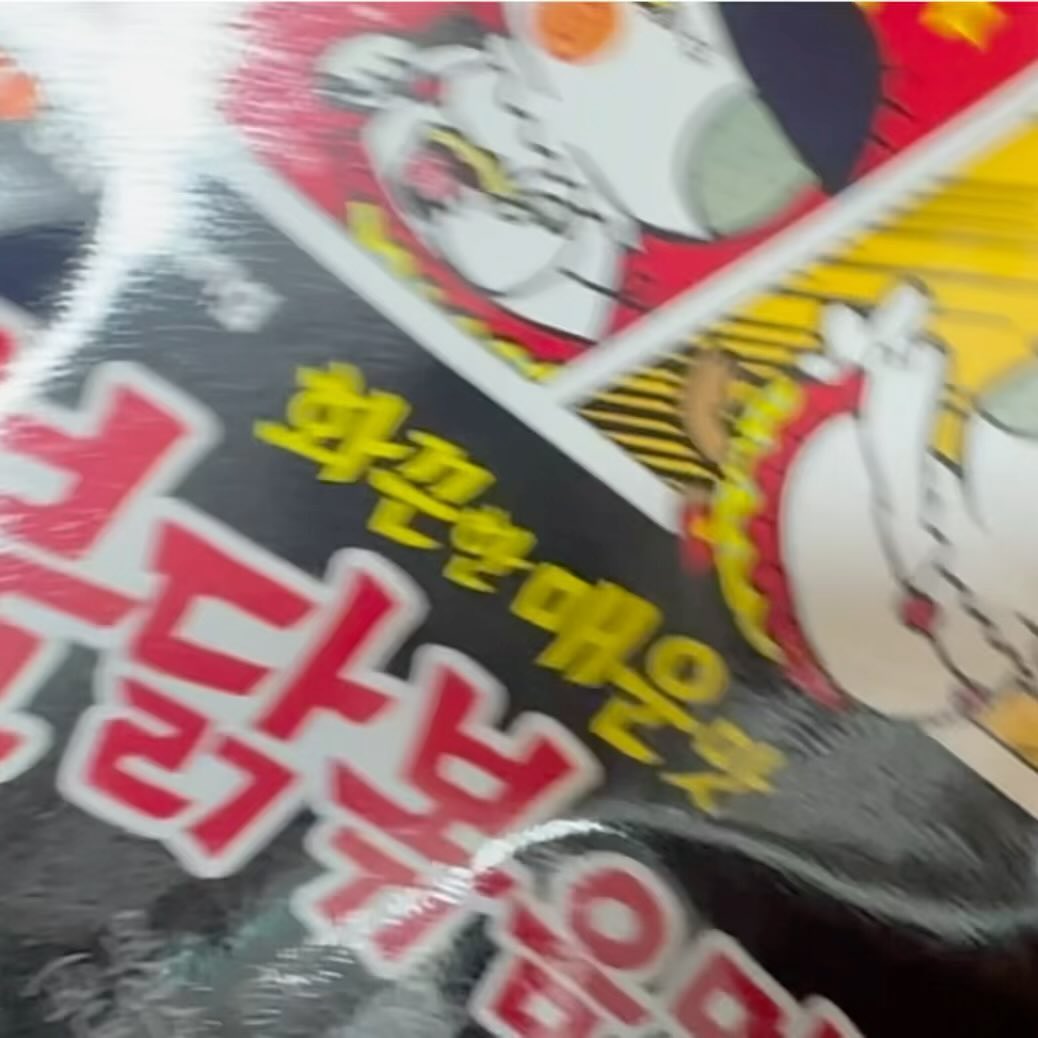 #협찬

2023년부터 글로벌브랜드로 경쟁강화를 위해
불닭먹방챌린지를넘어
글로벌 PLAY BULDAK을 선보이는
불닭컵셔플 게임콘텐츠
게임방법은 
빈불닭볶으면소컵3개와 다양한토핑을준비하고
각자불닭볶음면을 들고 한명씩 게임을하는데요
셔플러는 핵불닭소스 1개와 토핑 1개(토핑이 적힌 종이)를
각각의 캡슐에 넣고 플레이어가 보는 앞에서 
준비 된 소컵 3개 중에 넣고 섞습니다
플레이어는 컵을 하나 잡고 그 컵에서 나온 토핑 / 핵불닭소스를 획득하고
각자 얻은 토핑을 넣어먹어요!
불닭컵셔플 영상을 보니까 친구들이나 가족과 게임하면서 먹으면
재밌을것같더라구요!

https://www.youtube.com/watch?v=MvmLXIYgcwY
https://www.instagram.com/p/C0gUWPohRIw/ 

유투브이벤트에 당첨되면 게임할때 사용할수있는 제품을 준다고해요

그리고 불닭볶음면 맛있게먹는법알려드릴게요
불닭면으로 잘게뽀샤주고
면을익힌뒤 원하는 토핑을 추가해주고
계란을풀어 죽처럼 해먹으면 진촤 맛있어요
치즈도 한장넣어주면 개꿀맛

 #playbuldak #플레이불닭 #불닭게임 #불닭셔플 #불닭 #게임콘텐츠 #게임 #game #buldak #삼양식품 #불닭캠페인 #글로벌캠페인 #캠페인 #유튜브