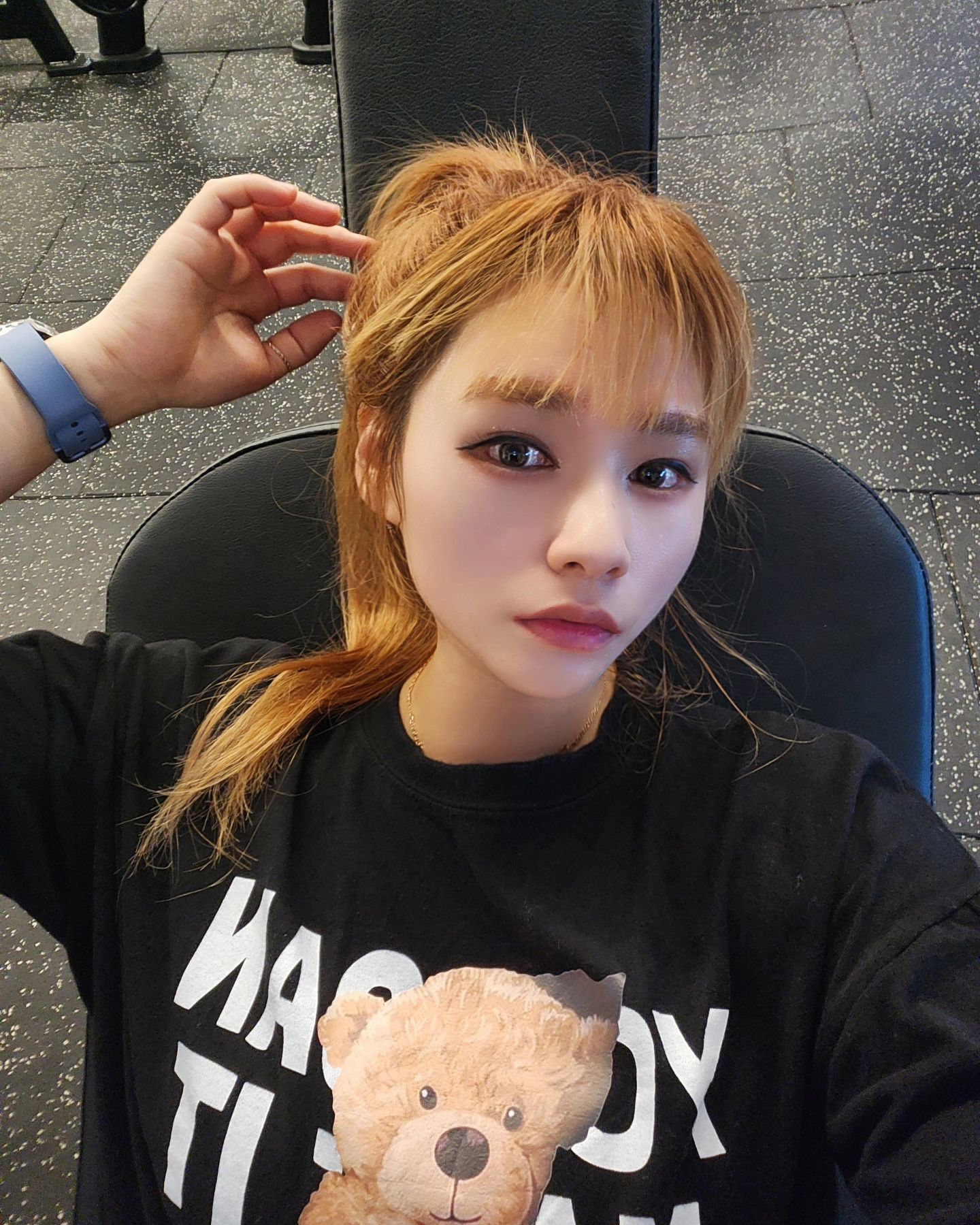 악.
딱딱해진 하체를..풀어도...넘딱딱해져..

당분간안하고
상체
등 운동 음청했더니

이젠 등근육이..팔도 여기저기 쑤시는건🥹
늙은탓?

기분탓?
못하는탓?

체육관다니며
유도는 어떡해했나몰라~~

주말은 못나가니 ..
담주 월욜부터 다시 등죠지게따!!ㅋㅋㅋ

#운동 #오운완 #나이탓 #기분탓 #셀카 #운동중쉬는타임 #30초 #굿샷