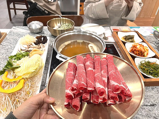 가성비좋은 푸짐한 샤브샤브맛집 이대성의 진면목 강동직영점

저는 소화가 잘되는 음식들을 좋아하는데 샤브샤브는 정말 고기랑 야채 전부다 담백하게 먹을 수 있고 소화도 잘되서 정말 좋은 것 같아요!!

#강동구맛집 #강동역맛집 #강동샤브샤브 #이대성의진면목 #강동밥집 #한우생불고기 #성내동맛집 #길동맛집 #강동데이트 
​
​
​