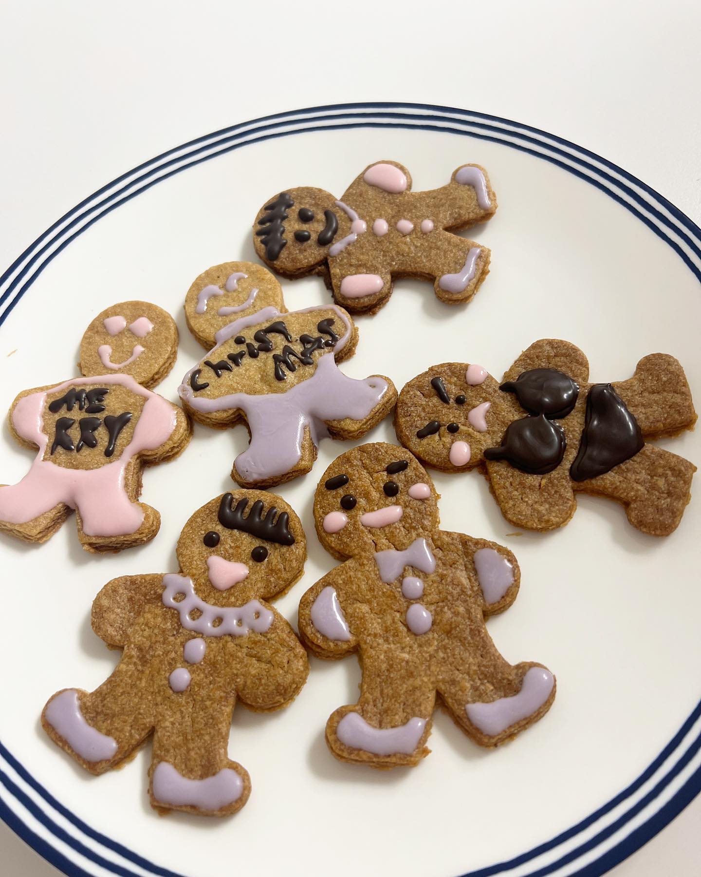 윤호랑 보낸 두번째 클수마스 🎅🏻
내가 제일 져아하는 모닝 샴빵과 유노의 몸짓으로 눈을 뜨고,
호다닥 준비하고 나가서 약 8시간을 김현아 가서 쇼핑하고, 
집에와서 장어 꾸워서 집밥 맛있게 먹고,
진저 쿠키 만들기 베이킹까지 !! 너무 알찬 일정이라 새벽 2시에 자버렸더니 세상에서 젤 피곤하다 ㅋㅋㅋㅋㅋㅋㅋㅋㅋㅋ
그래도 진짜 너무 즐거웠다 🎅🏻🎄🎅🏻🎄 유노 산타 만만세 🎄

#christmas #christmastime #크리스마스 #크리스마스데이트 #김포현대아울렛 #진저쿠키 #베이킹