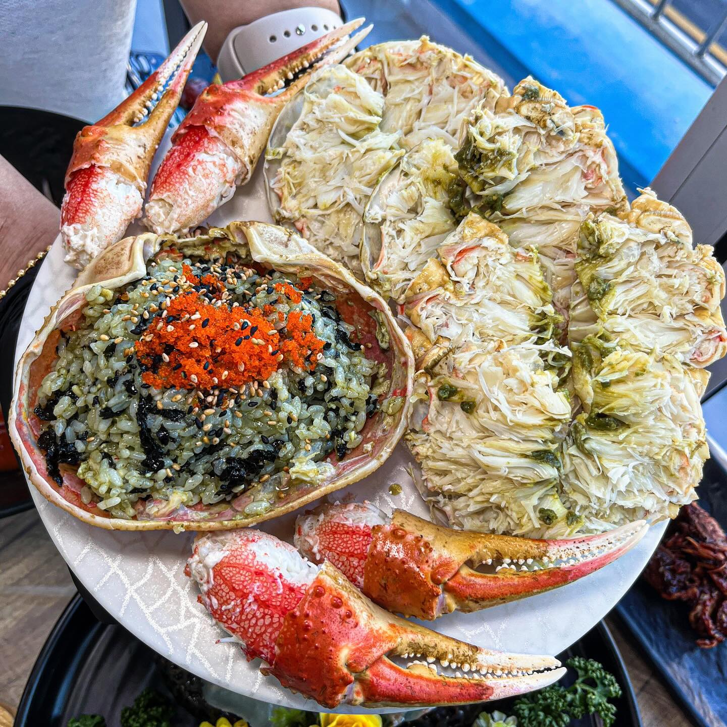대게로 대동단결하게 되는 맛집🤤🤤

살이 이렇게 통통해도 되는건지, 먹자마자 입안에 꽉차서 게즙이 나오는데 감질맛이 미쳤어욬ㅋㅋ 바다내음 가득한 대포항뷰앞에서 먹으니 분위기까지 장난아님;ㅎ

부드러워서 입안에서 살살 녹아 없어지는데 양념장없이 먹어도 진심 행복한 맛이에오,, 게딱지밥에도 밥 쉐켓해서 비벼먹으면 진심 천국맛🥹 조하가 젤 조하하는 옥수수콘도 있구 스끼다시도 푸짐해서 자꾸 손이 가여 ㅠㅠ

앞으로 속초오면 여기로 칭구들 소환할거 ㅎㅎㅎ
군침 다시게 만드는 대게 맛집 진짜 강츄🥰🥰

💋대포대게
💋강원 속초시 대포항희망길 51 1층
💋11:00-21:30

#속초맛집 #속초대게맛집 #대게맛집 #대포항맛집 #속초여행코스 #속초여행맛집 #속초가볼만한곳 #속초여행추천 #게딱지밥맛집 #스끼다시맛집 #속초대게 #대포항대게 #대포대게