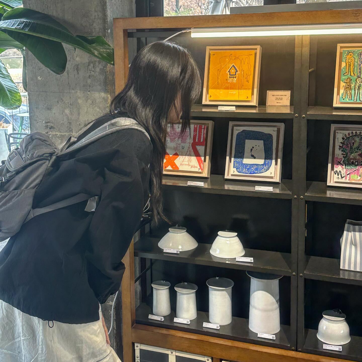지난 주말 적금샷 🥖🍳

주말에 날씨가 꽤나 따뜻하길래 성남 카페에서 브런치 먹고 왔어요!
카페지만 곳곳에 작품이 걸려 있어서 전시회 다녀온 기분 💞

테라스 좌석도 있어서 날이 조금 더 풀리면
밖에서 햇빛 받으면서 브런치 먹어도 너무 좋겠더라구요..🥰

갤러리도 같이 있어서 주차도 편하고
브런치 세트도 구성이 알차답니다 🫶

#협찬#서현카페#성남카페#서현데이트#분당데이트#서현핫플#분당핫플#율동공원카페#촬영대관#율동공원카페#분당카페#앤오이라운지#앤오이#N52#N52Lounge#n52#원피스레이어드