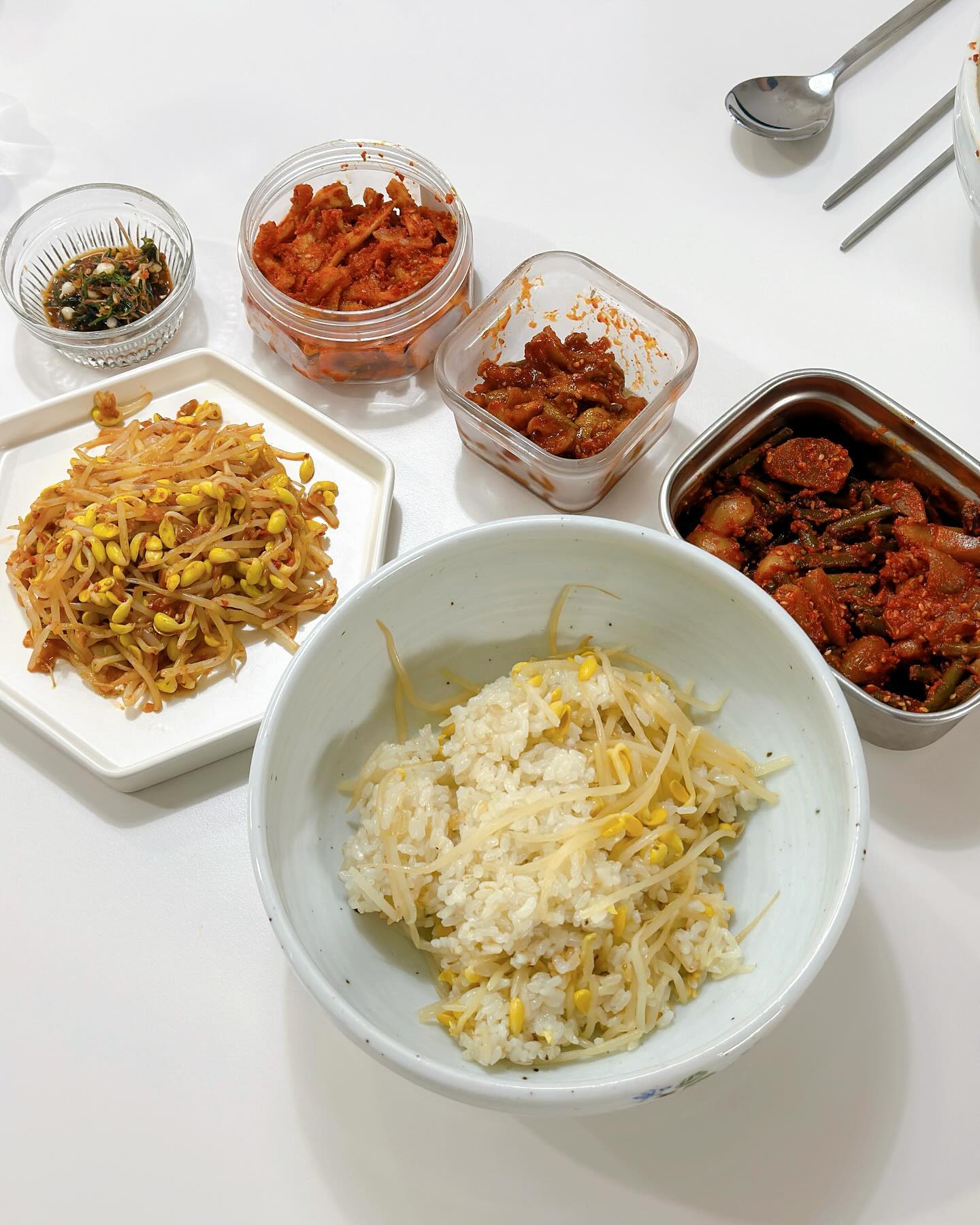 #점심메뉴 #콩나물밥 #달래장

콩나물로 만드는 한상 #천원의행복 입니다!
시골에서 달래 뜯와서 달래장이랑 같이 비벼먹으려고
콩나물 사서 압력밥솥에 콩나물밥 만들었어요➰
 
콩나물밥 만들고 남은 콩나물로 후다닥 콩나물무침 만들고
깨끗하게 씻은 달래 썰어서 간장, 참기름, 고추가루등 넣고 만든
달래장에 밥 비벼 먹으니 완전 꿀맛이었어요!
간편하고 든든하게 먹을 수 있는 메뉴라 또 만들어 먹어야겠어요!
 
 
._.