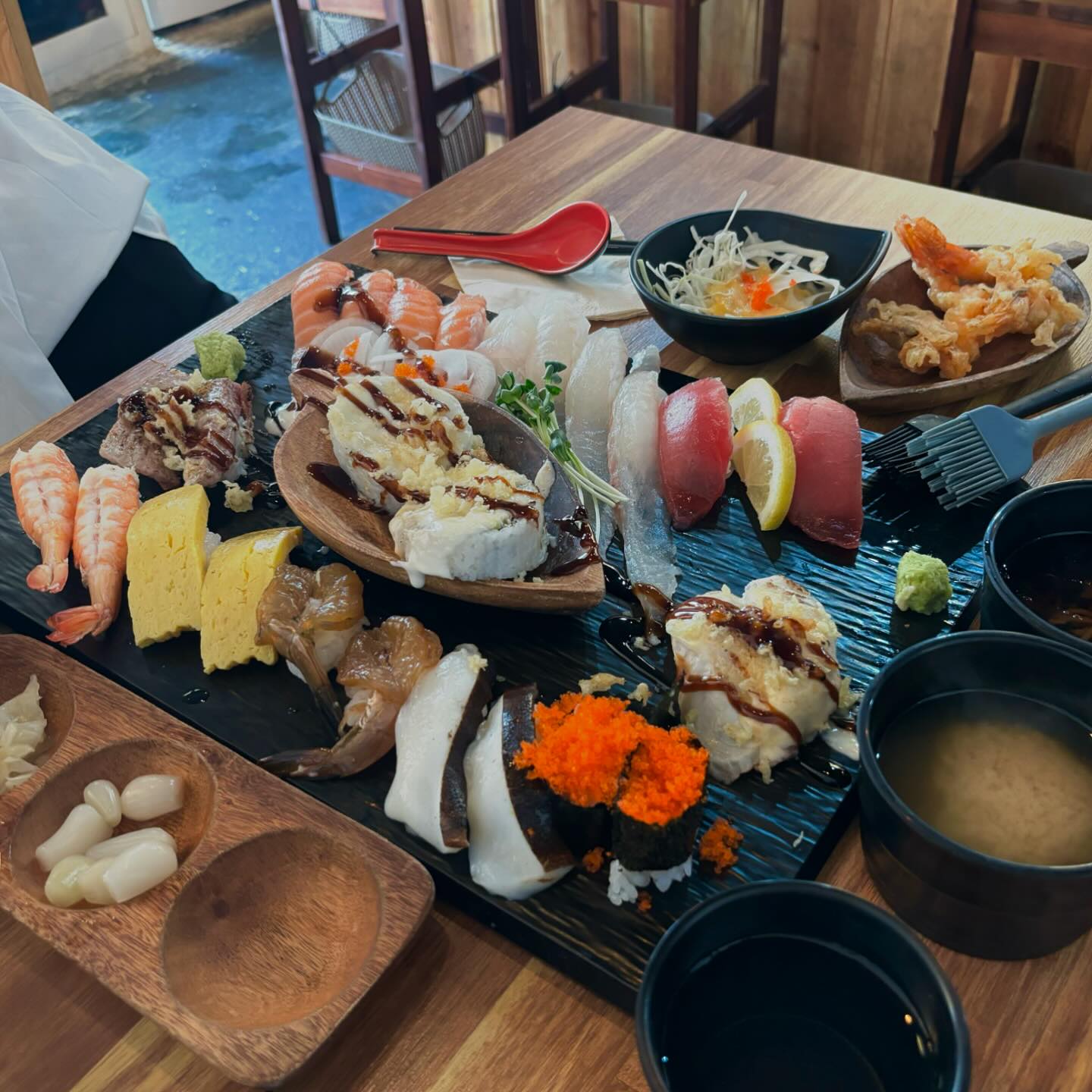 안녕하세요!
며칠 전 연차를 내고,
오랜만에 엄마와 데이트를 하고 왔답니다🫶🏻

그렇게, 이번에 방문한
 ‘유익상스시’ 리뷰 시작합니다🫡
매장은
바테이블+테이블 좌석 3개로 크지는 않지만
우드톤을 베이스로
사장님의 취향을 곳곳에 보이게 배치해서
따스하고 정겨운 분위기를 느낄 수 있답니다.

수조에 광어가 있더라구요
냉동을 파는 곳이 아닌 직접 활어를 떠서
신선한 초밥이 만들어질 수 있나봅니다🐟

냉동은 이리 두툼하거나
긴 꼬리 초밥이 절대 안되죠!

저희는 점심으로 방문!
커플Aset로 주문했구요
냉모밀, 장국, 새우튀김, 초밥24p을
다양하게 맛볼 수 있었답니다ㅎㅎ
서비스도 왕창 주셔서 조금 남기고 올 정도…!

*유익상 스시
위치 : 서교동 342-16
-홍익대학교에서 멀지 않은 곳

가성비 좋은 홍대초밥맛집으로
사장님이 정말 친절하시답니다ㅎㅎ

홍대 방문하신다면 꼭 방문해보세요🥰

#홍대맛집 #홍대긴꼬리초밥 #홍대스시맛집 #협찬