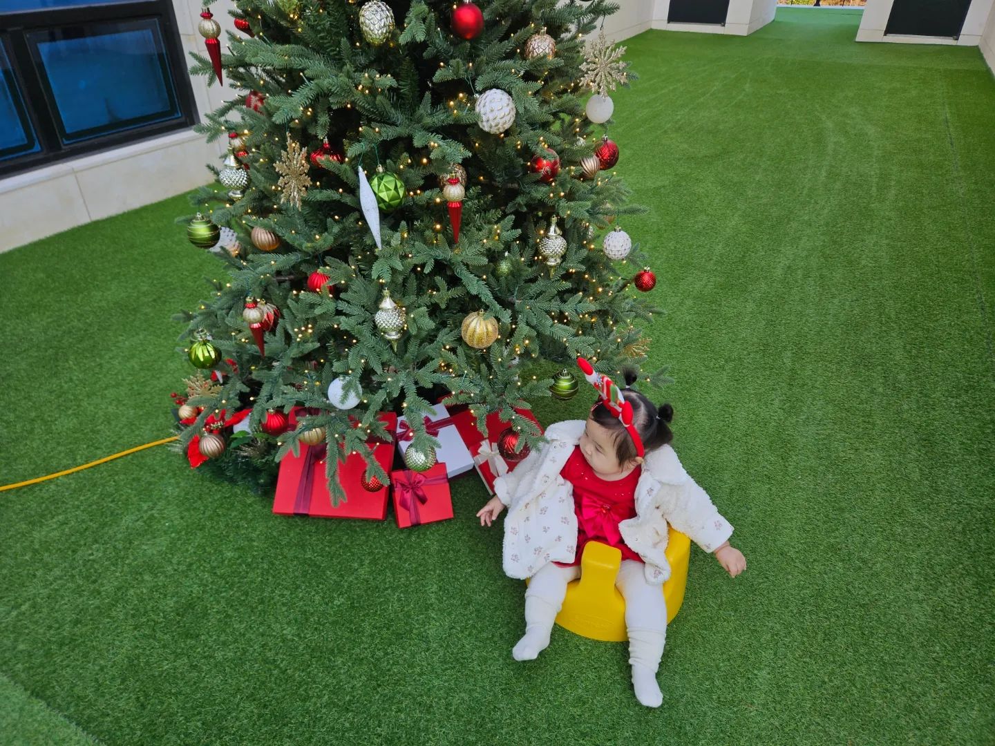 👶🏻23.11.29👶🏻
크리스마스가 다가와서 저녁에 불 켜고 크리스마스 기념사진 찍기로 했는데 아가들 컨디션이 제각각이라 타이밍 한 번 놓치고ㅋㅋㅋㅋㅋ 
아침에 재빠르게 찰칵찰칵🥹
기념이지 모🎄🎅❤️

여행와서 들떴는지 안자다가 9시 10분 되어서 기절한 백다니 덕에 엄마는 행복한 soju여행을~😋

하루종일 신나는 백다니
집에 와서도 다 어지럽히고 놀다가 5시44분 😴🚀🫶🏻

✔️331days