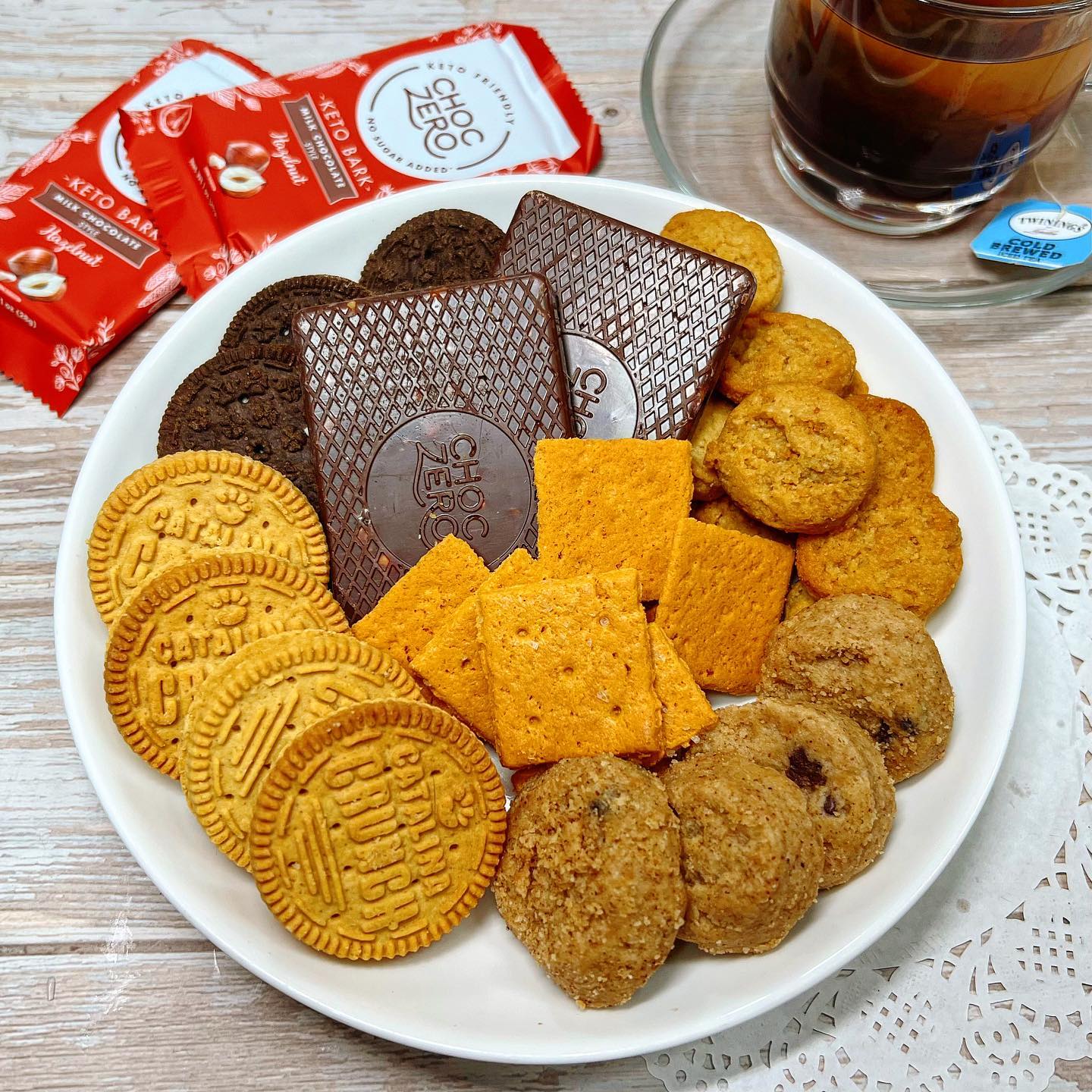 아이허브 다이어트과자모음🍪 #광고
.
팬케이크 피드에 이어지는 아이허브 제품 추천!💕
아이허브로 영양제나 화장품을 구매하는 경우가 많지만 그 외에도 스포츠, 목욕, 식료품, 반려동물, 아기용품 관련된 다양한 제품을 구매할 수 있는데 한국에서는 구하기 어려운 비건, 글루텐프리, 베지테리언, 케토 등 다양한 분야의 식료품도 쉽게 구할 수 있다
또 아이허브 제품은 구매 페이지에 유통기한이
다 표기되어 있어 더 신뢰할 수 있음👍
이번엔 탄수화물 함량이 적은 케토과자, 당이 들어가지 않은 다이어트 과자 위주로 구매해보았음

✔️Twinings 콜드브루 무가당 아이스티는
달달한 복숭아향이 나는 홍차인데 티백이 차가운물에도 잘 녹고 향이 진해서 정말 좋았음 단맛은 없어서 물리거나 텁텁하지 않고 매사에 음료수 달고 사는 나같은 사람들 이거 있으면 훨씬 수월하게 물 마실 수 있을 것같아서 추천함🍑

✔️Catalina Crunch 케토 샌드위치 쿠키는
초콜릿바닐라맛이랑 바닐라크림맛 두가지로 구매해 봄
이 회사 자체가 당뇨환자가 만든 건강한 과자 회사라 탄수화물이 굉장히 적게 들어가는데 맛은 그냥 오레오맛 그 자체여서 웃음이 나올정도였음 케토 다이어트하시는 분들께 추천하고 소분한다면 다이어트 중 섭취해도 좋을것같음🍪

✔️ Kiss My Keto 버터쿠키는
꾸덕한 느낌의 버터쿠키였고 고소한 버터 풍미가 있는 제품임
이 제품은 알룰로스로 단맛을 내서 마찬가지로 탄수화물양과 당의 양이 적어 케토 다이어트식과 다이어터들의 한줄기 희망이 될 것 같음🥠

✔️ ChocZero 헤이즐넛 밀크초콜릿은
초콜릿바 하나하나 개별 포장이 되어있어서 휴대하기도 좋았고 포장이 고급스러워서 일단 1차 만족 그리고 열어보니 두툼한 초콜릿에 뒷면은 헤이즐넛이 와랄라 박혀있어서 완전 취향저격이었고 마찬가지로 당과 탄수화물이 적은 케토식 초콜릿임 이 제품은 특히 설탕대체품의 뒷맛이 거의 안나서 좋았고 꽤 단맛이라 밀크초콜릿이 그리운 다이어터들에게 추천하는 제품임🍫

✔️ Highkey 케토 아몬드 가루 크래커는
바삭하고 짭쪼름한 치즈크래커인데 인공적인 치즈향이나 맛이아니라 좋았고 치즈맛이 꽤 찐한 편이라 넘 맛있었음 그리고 아몬드가루로 만들어져서 탄수화물함량이 낮고 단백질함량이 꽤 높은 편이라 달달한 과자말고 짭쪼름한 과자취향을 가진 다이어터분들께 추천함🧀

✔️마지막으로 SuperFat 케토 초콜릿칩쿠키는
부슬부슬 부스러지는 식감의 쿠키였고 이건 솔직히 다른 제품들에 비해 엄청 맛있진 않았음 딱 죄책감이 안드는 맛의 초코쿠키? 피넛버터맛이 더 맛있다는 후기가 있어서 담번엔 그걸로 구매해봐야겠음🍪

사실 간식 종류가 정말 많아서 다양하게 구매해봤는데
종류가 많으니 취향껏 고를 수 있다는 점이 좋았고
성분표도 상세하게 나와있어서 참고하기도 좋았다👍
다이어트쿠키니 맛이 없으면 어떡하나 인공 맛이 심하진 않을까 하는
여러가지 걱정이 있었지만 기존 시판제품보다도 맛있는 제품도 있었고 전체적으로 케토다이어트 중이 아니더라도 다이어트 중
입터짐 방지나 건강한 치팅으로 좋을 것 같은 제품들이었음😇

✔️구매처는 #아이허브 🌱
✨ 할인코드 : BYEOL25
✨ 할인기간 : 12/23(금)~12/29(목)
✨ 신규회원 25% (계정 당 1회 사용 가능)